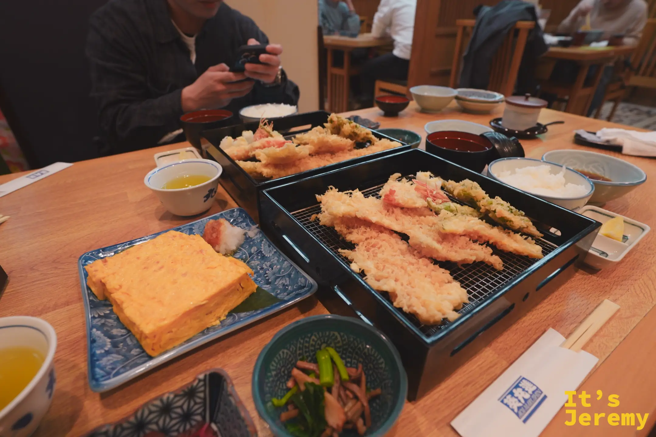 葵丸進天婦羅套餐，金黃酥脆的大蝦天婦羅與蔬菜天婦羅並排在鐵絲架上