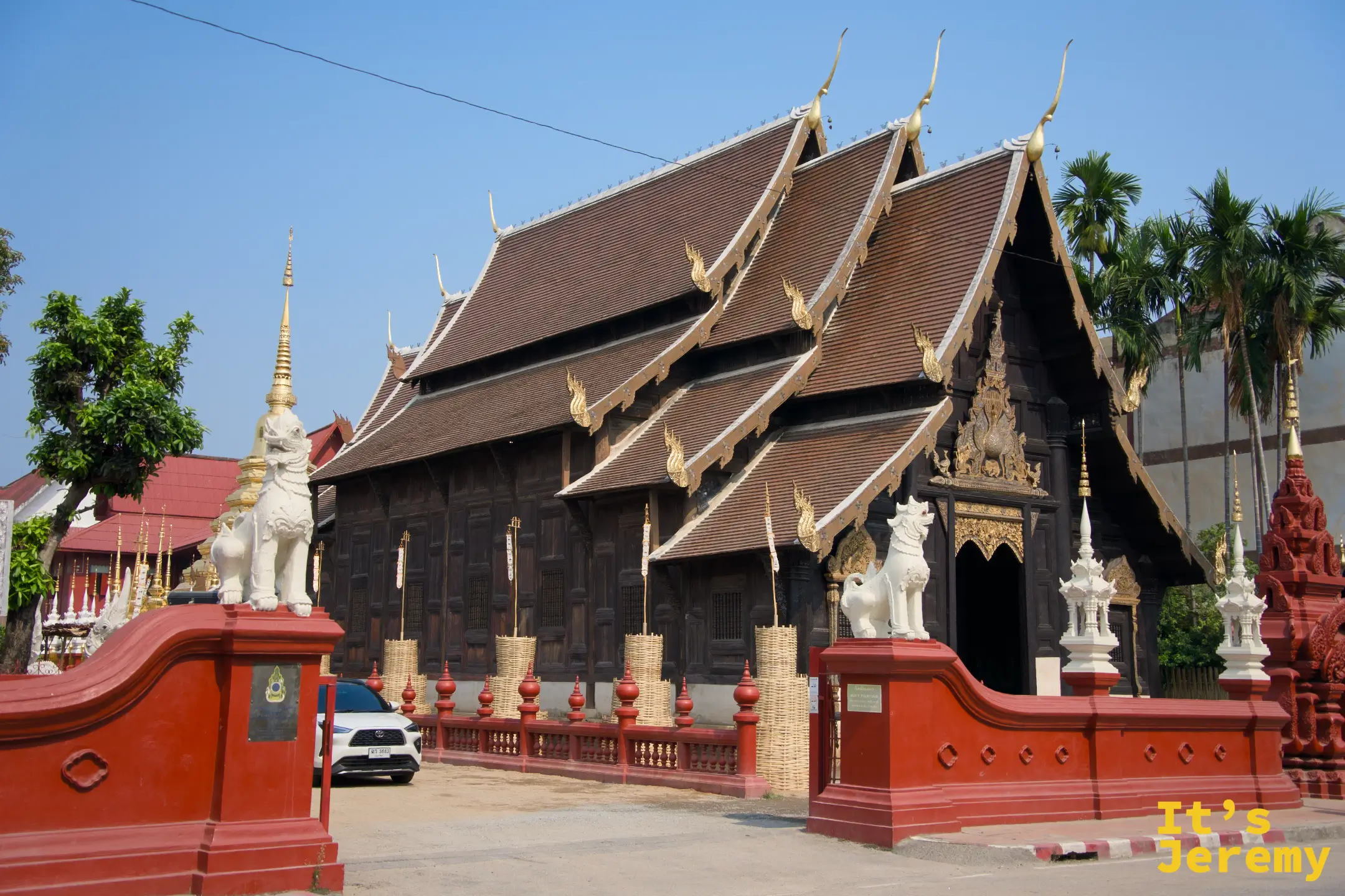 🇹🇭 清邁景點｜盼道寺 Wat Phan Tao：古城裡藏著一座百年全柚木大殿，踩進去就是蘭納黃金年代