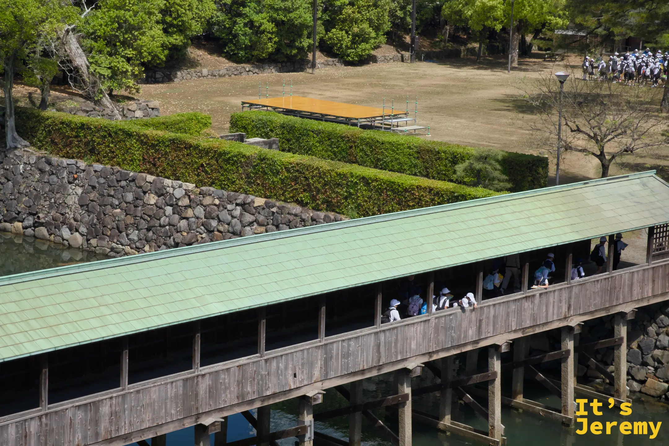 從城內高處俯瞰鞘橋，綠色瓦頂與護城河的組合是高松城最具代表性的畫面