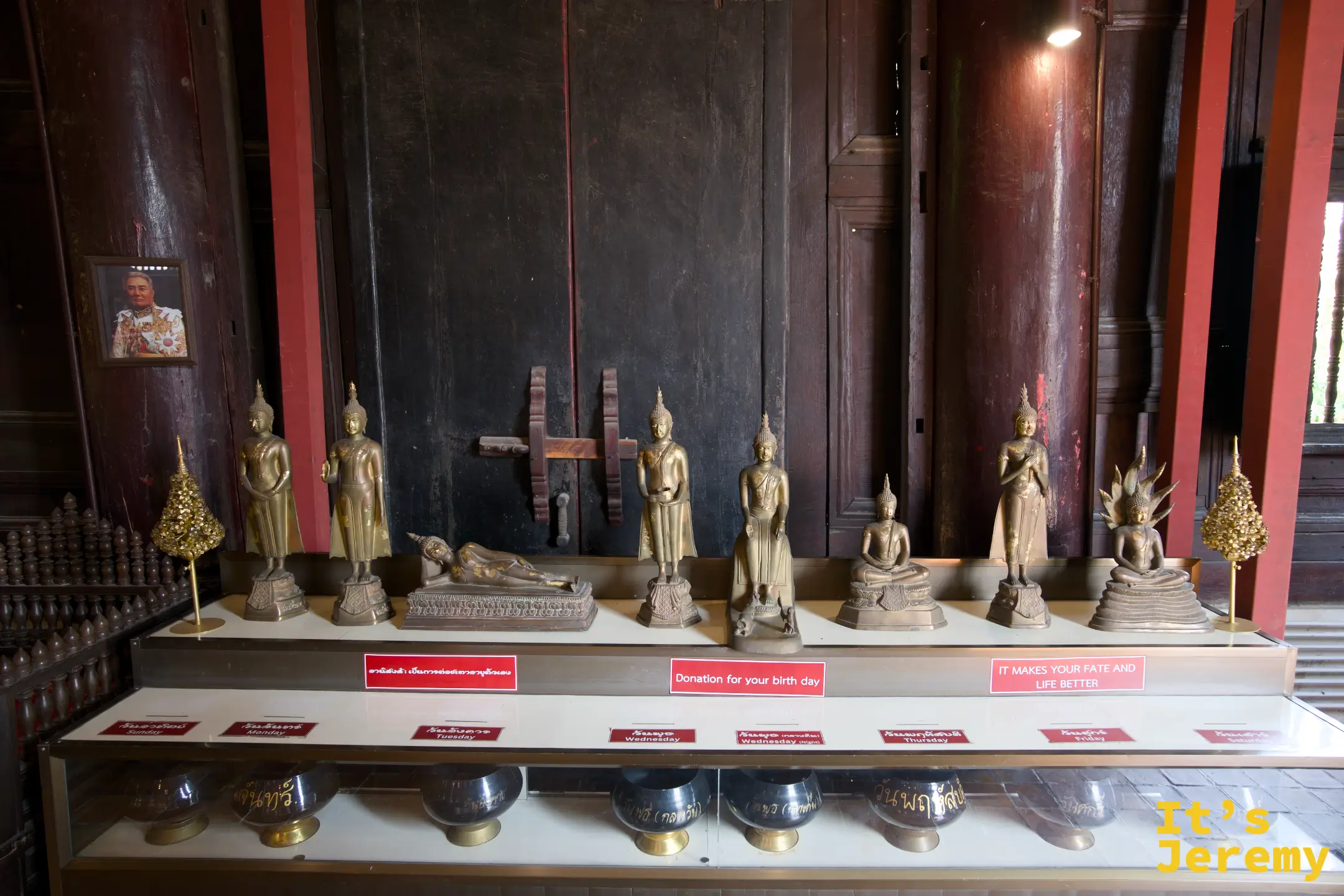 盼道寺七尊生日佛展示台，標示一週七天守護佛的不同姿勢與祈福托缽