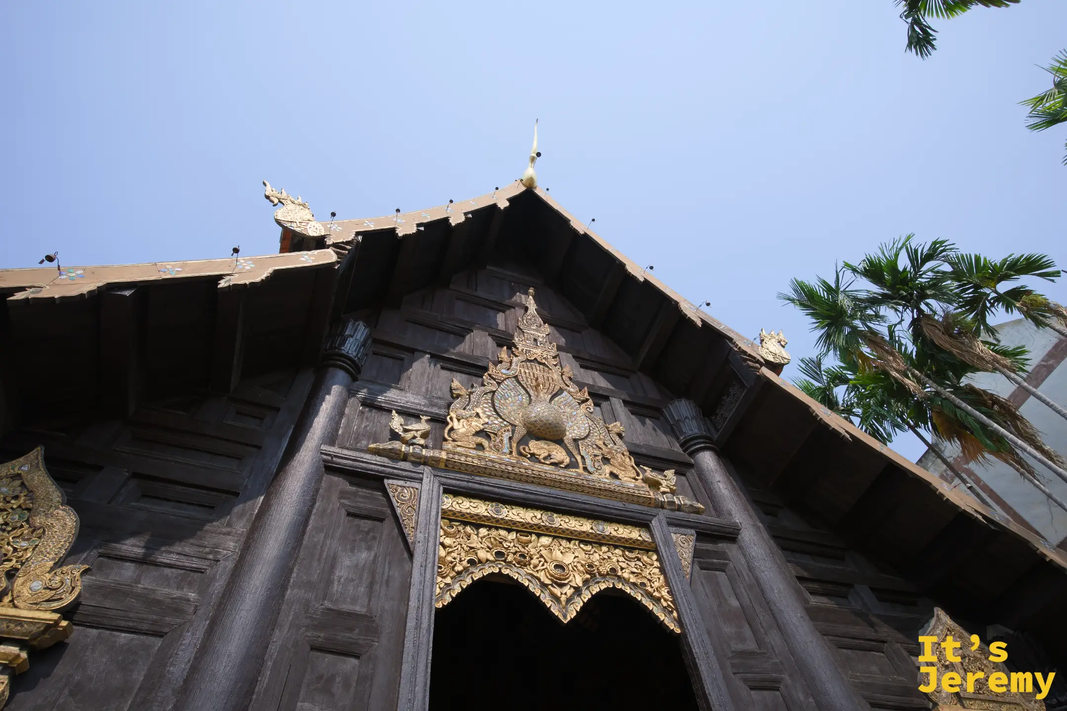 盼道寺大殿山牆，金色孔雀浮雕居中，蘭納工藝細節清晰可見