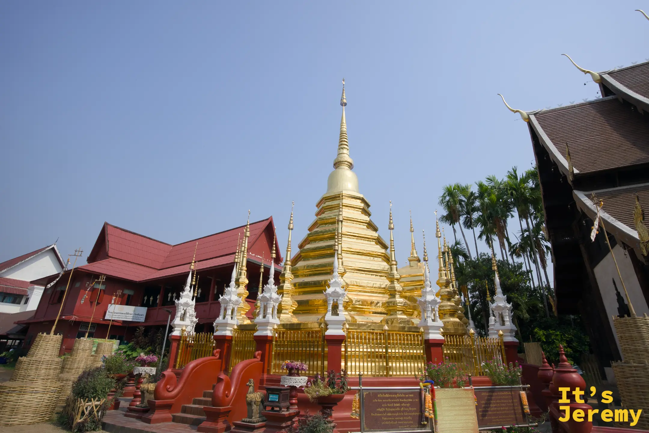 盼道寺金色蘭納式舍利塔，底部白色小塔環繞，陽光下耀眼奪目