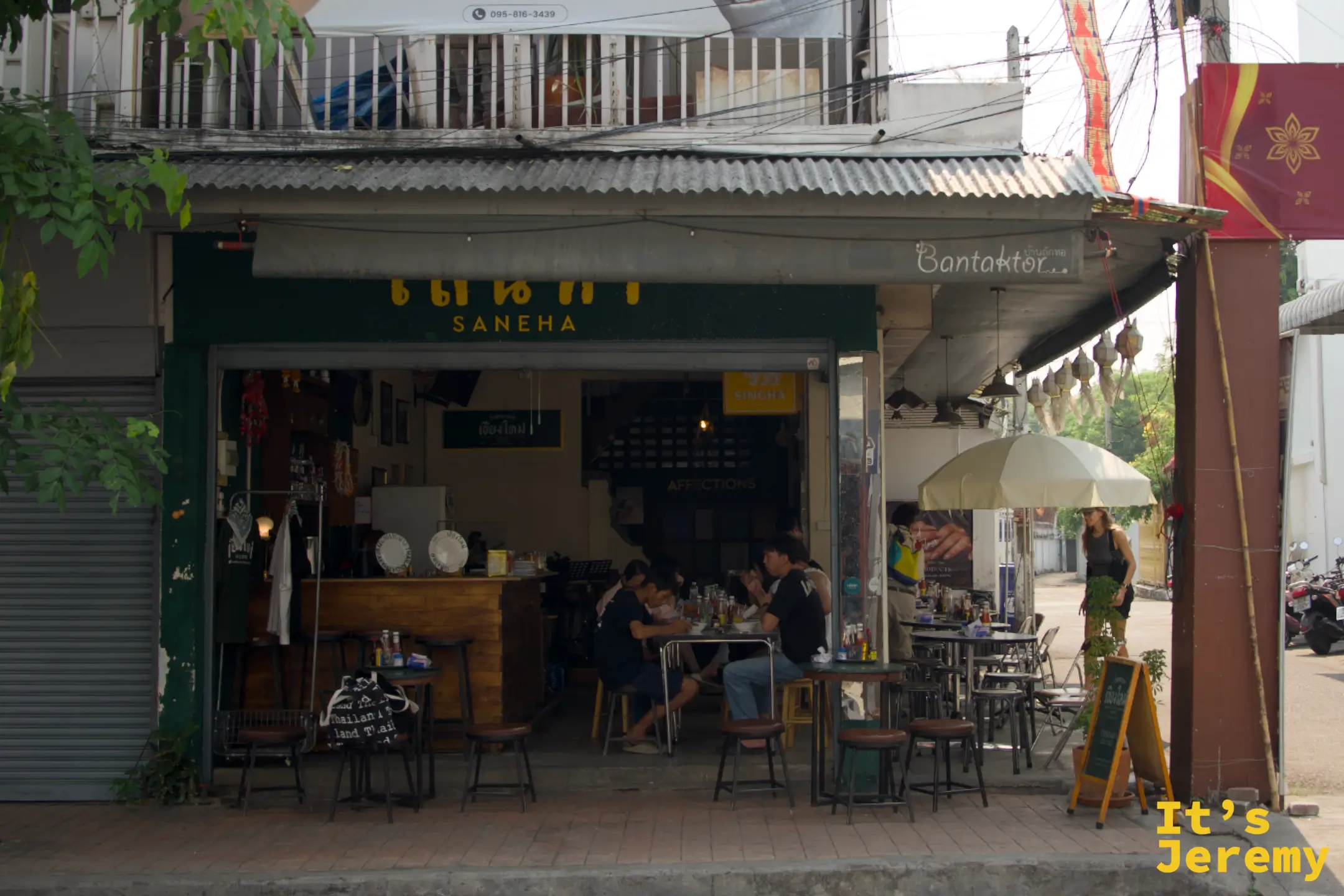 SANEHA 店面外觀，深綠色招牌、木頭桌椅，店內外都有客人
