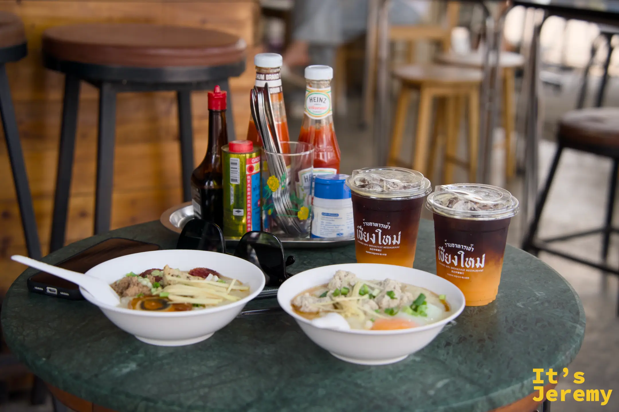 🇹🇭 清邁美食｜SANEHA เสน่หา 清邁早餐餐廳：一碗皮蛋粥配 Orange Americano，古城早晨的慢活滋味