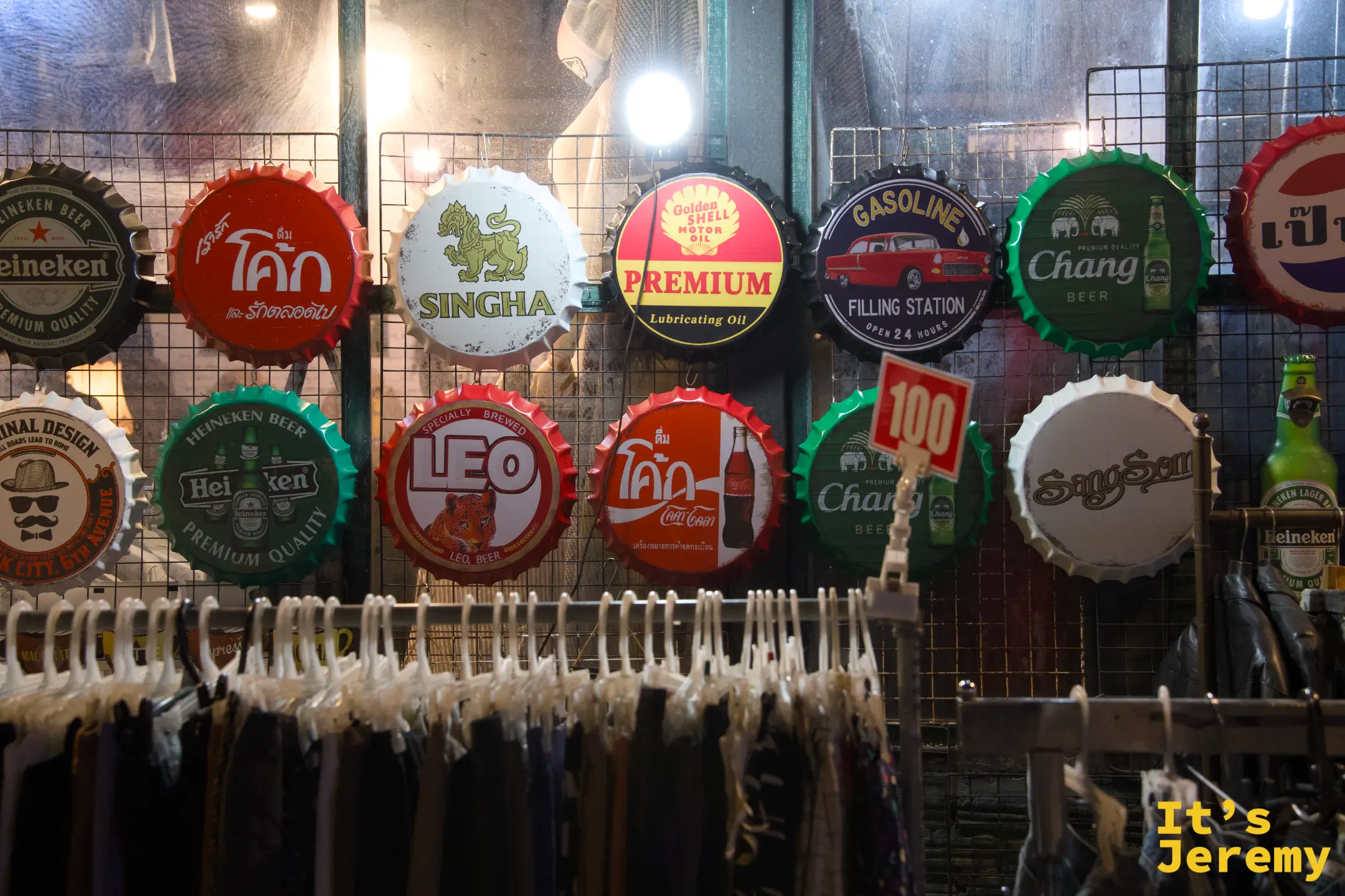 夜市內店家門口的巨大酒瓶蓋裝飾