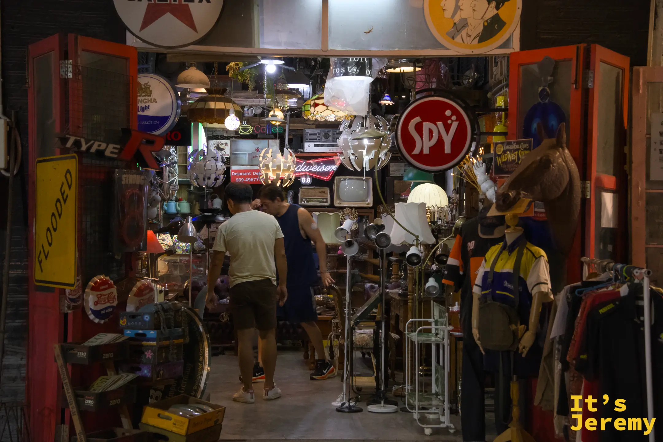 夜市內店家的擺設與招牌