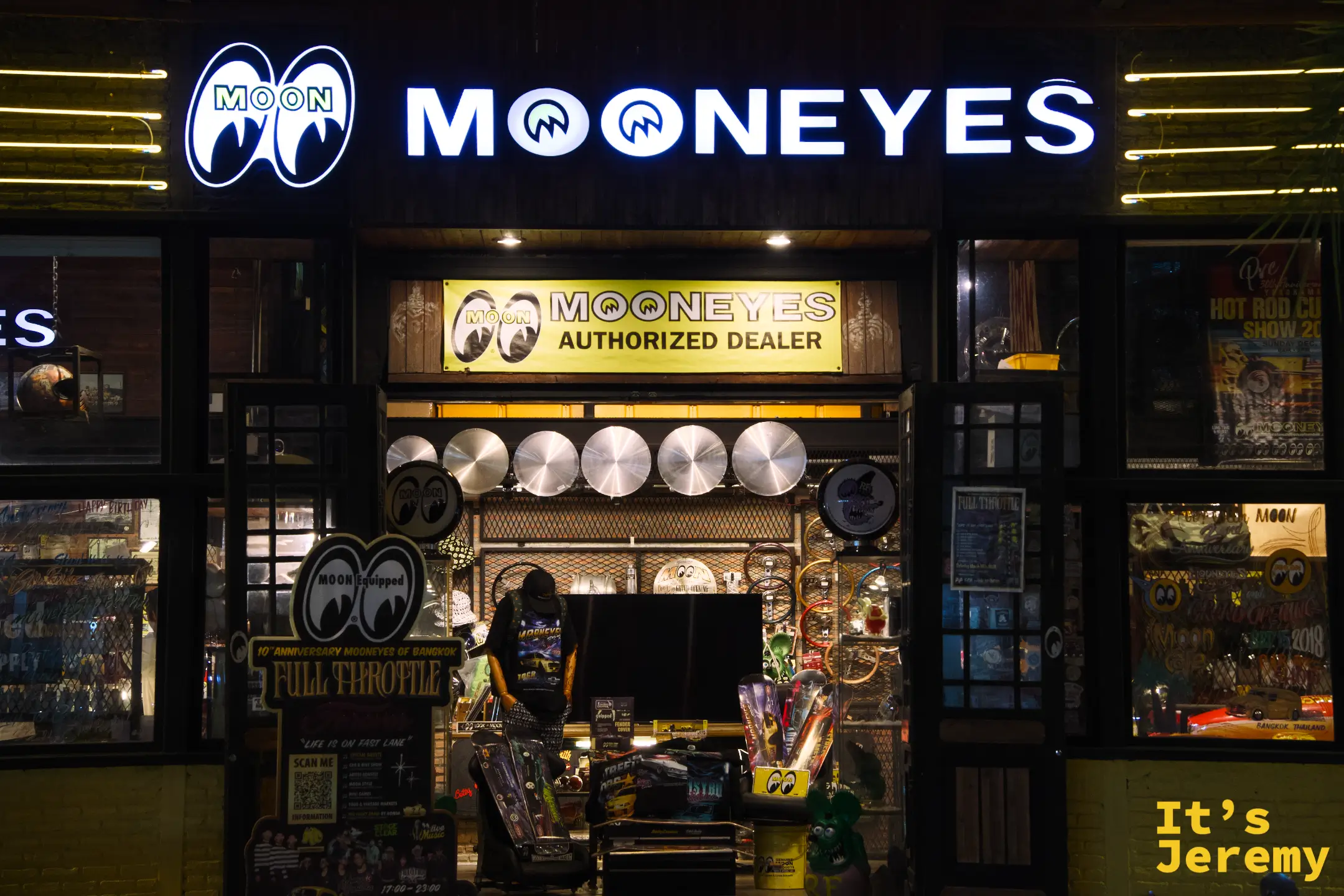 夜市內店家門口擺滿復古風格的小物與裝飾