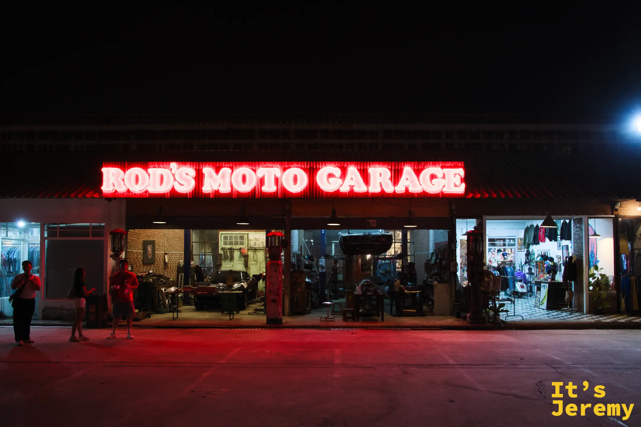 夜市內店家販售的衣物與小物