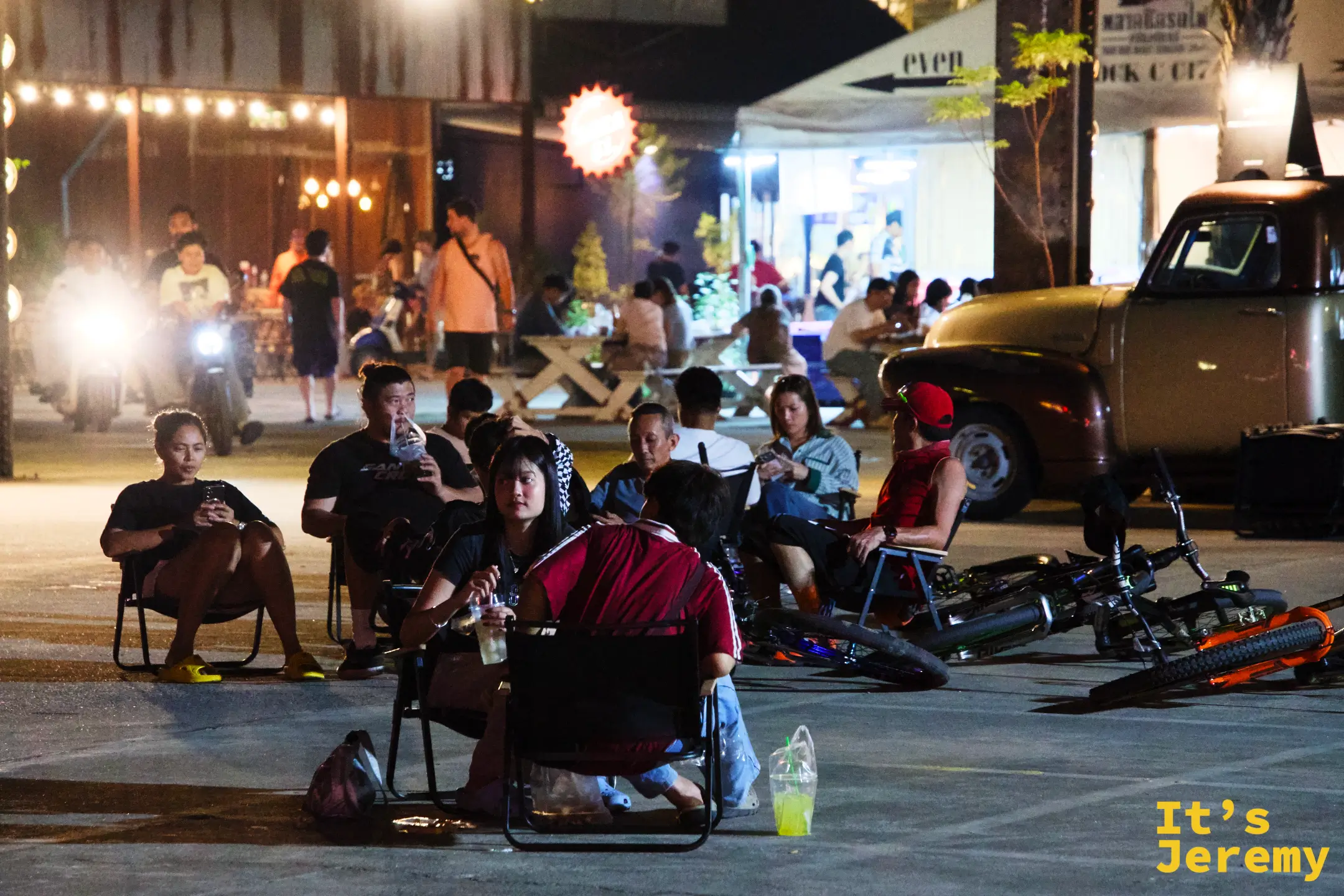 夜市廣場邊上看到當地居民帶來自己的露營椅、旁邊還停著兩台腳踏車