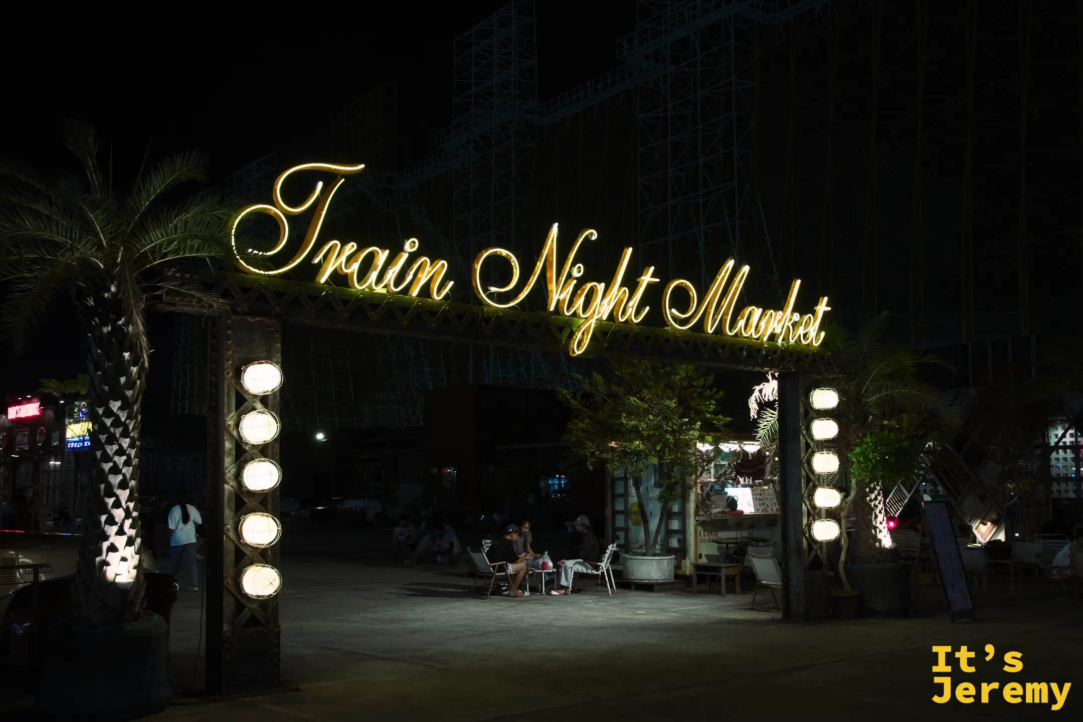 🇹🇭 曼谷景點｜希娜克琳火車夜市 Train Night Market Srinagarindra：復古、霓虹、外星人，曼谷東邊的深夜遊樂場