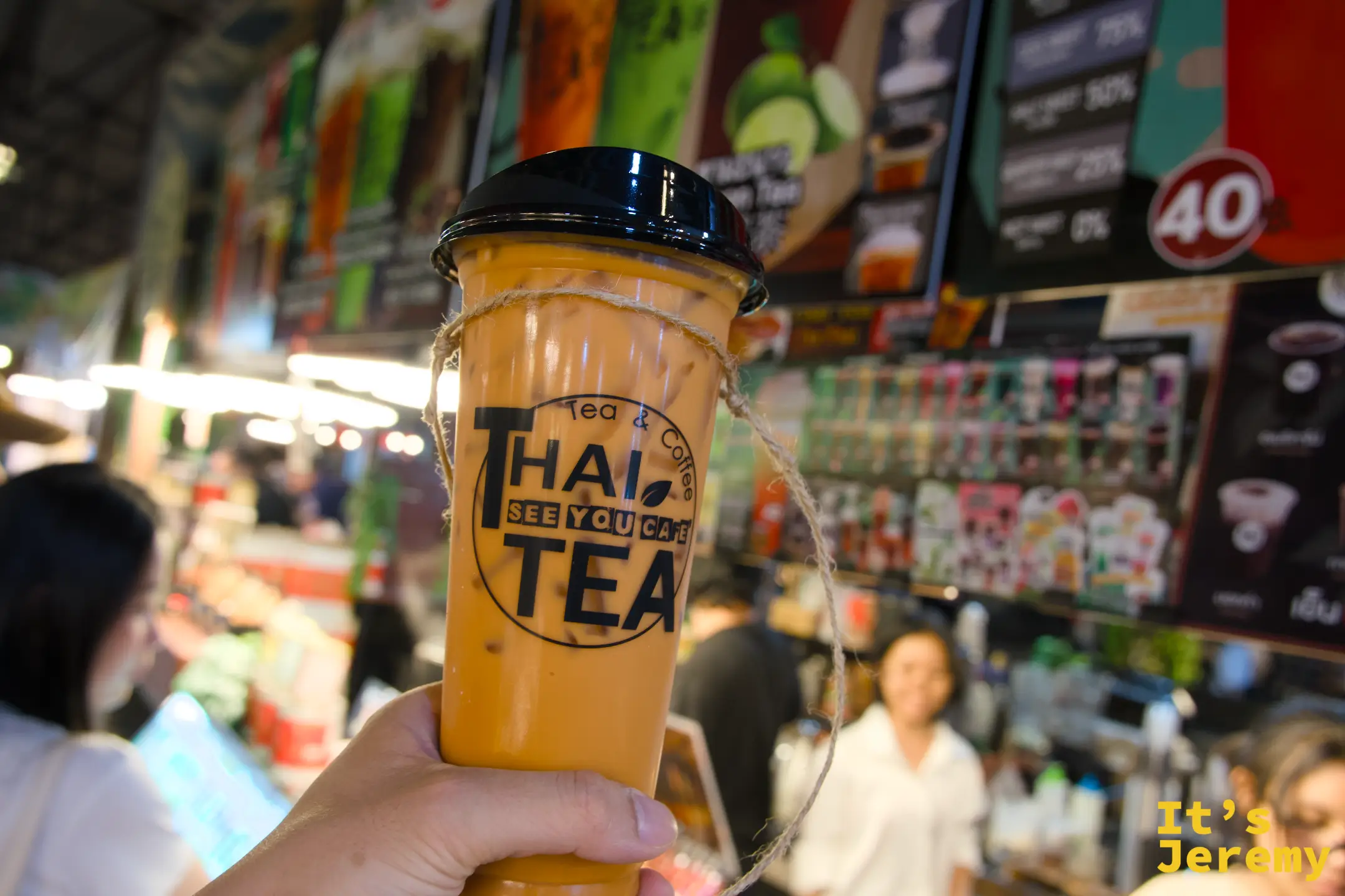 夜市內買的泰奶，深橘色的茶湯加上煉乳，盛在塑膠杯裡