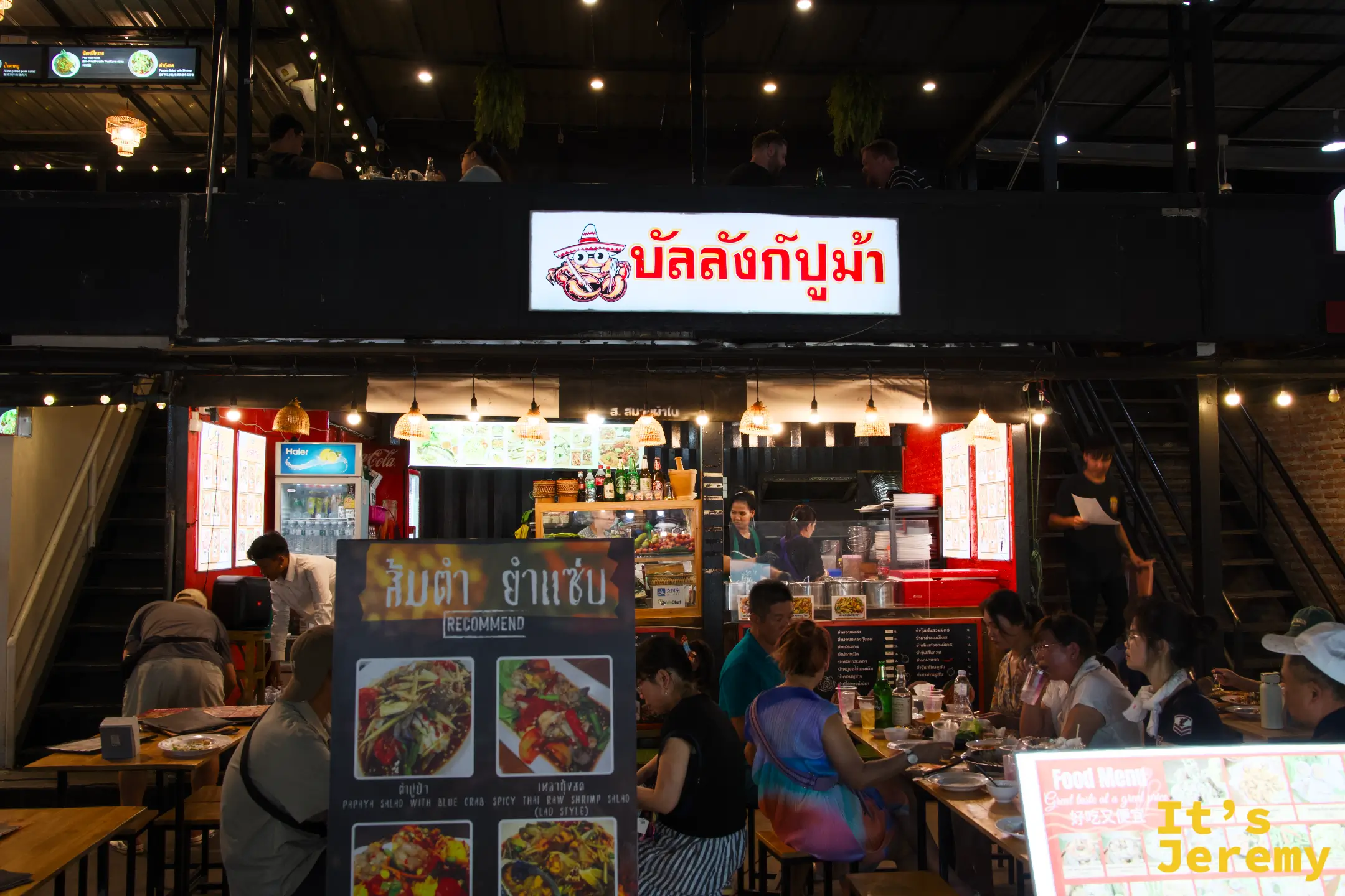 夜市內名為บัลลังก์ปูม้า JODD FAIRS的餐廳店面