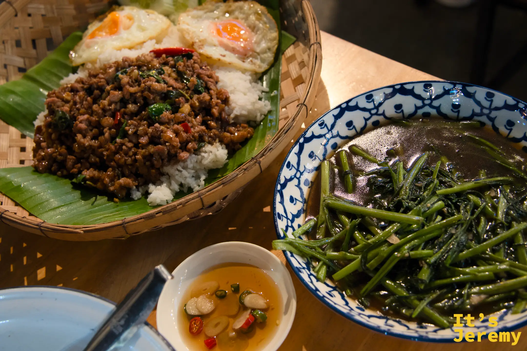 บัลลังก์ปูม้า JODD FAIRS 三道菜上桌的合照