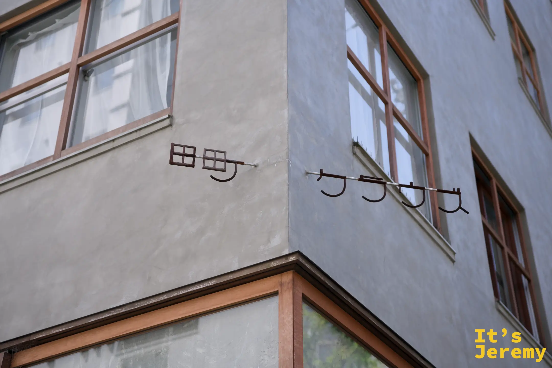 丸亀町一帶的街角老建築，外牆轉角以鐵件打成「田田 クラウス」文字裝置，低調中帶著工藝感