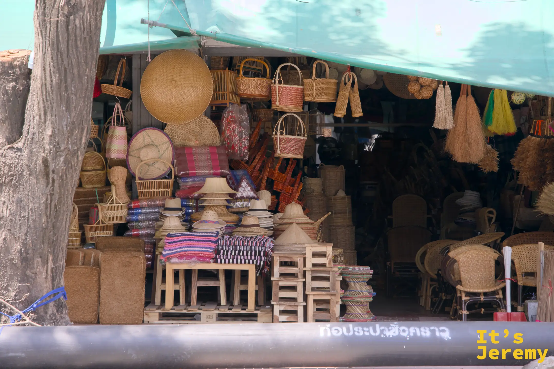 沿 Mahachai Road 走過去路上的藤編籃雜貨老店