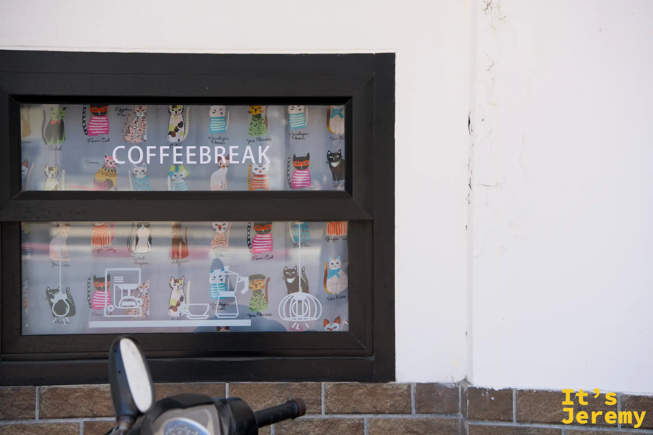 COFFEEBREAK 咖啡廳貼著整面貓咪插畫的玻璃窗