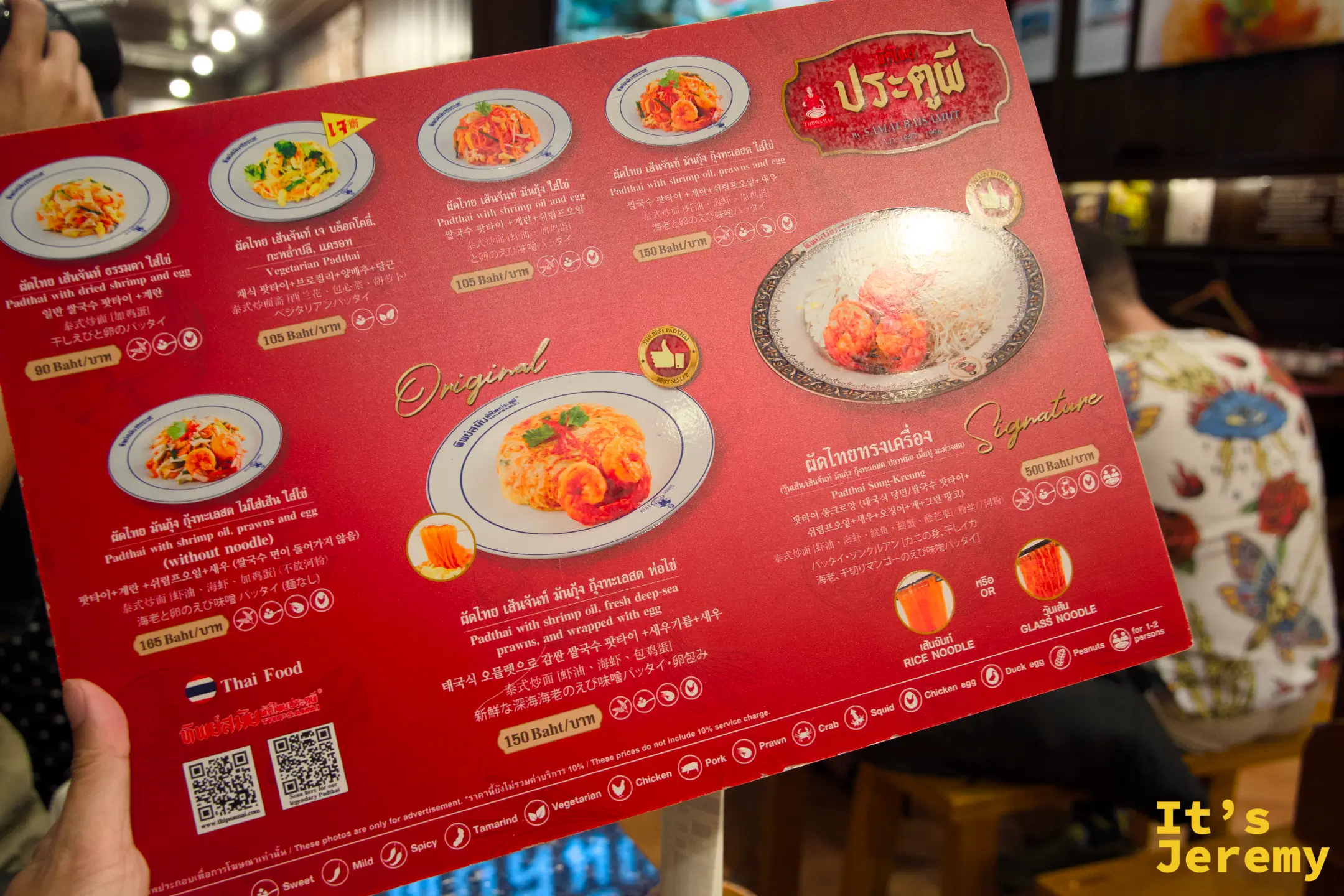 Thipsamai 店內的泰式炒河粉菜單，每道菜都附圖片與英文翻譯