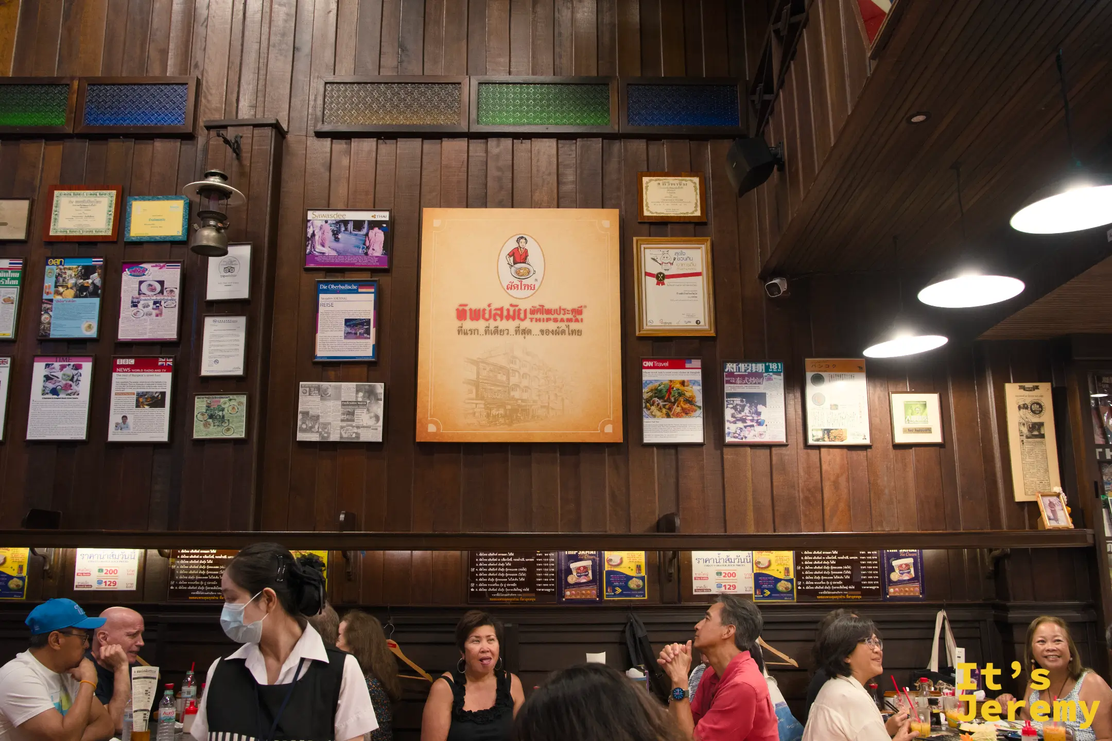 Thipsamai 店內寬敞明亮的座位區與牆上的米其林匾額