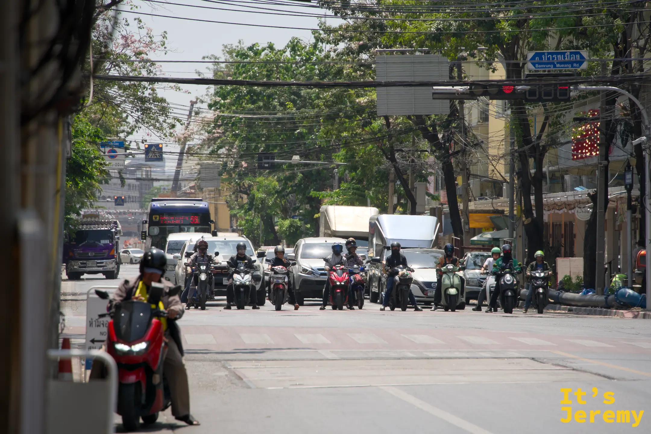 過 Mahachai Road 紅燈下卡在馬路中間的機車陣與貨車