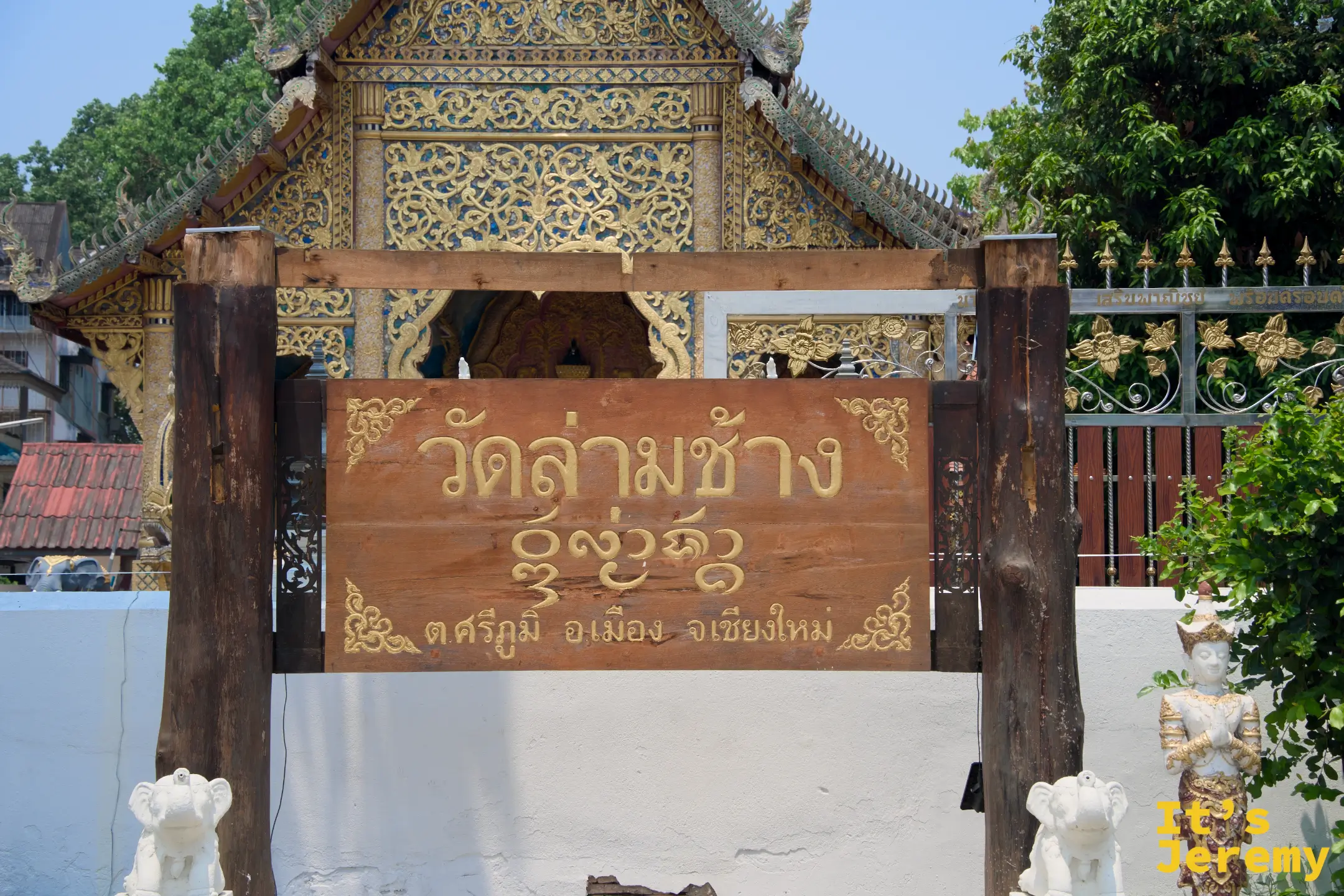 Wat Lam Chang 木製立牌，泰文題字，背後可見金色山牆