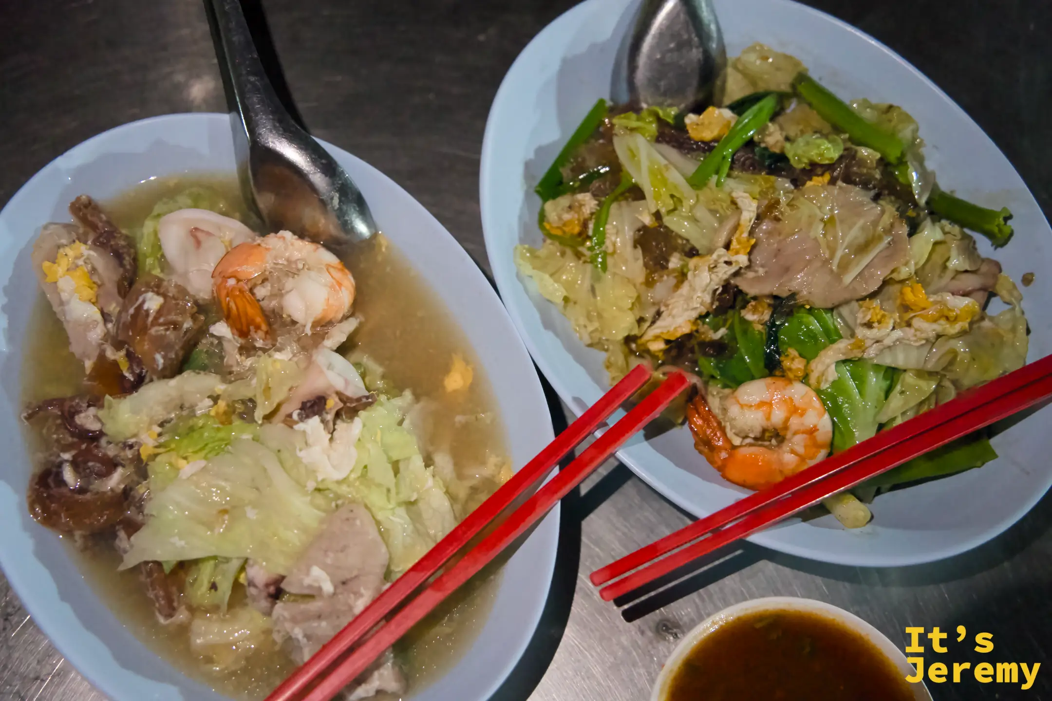 Suki Chang Phueak 湯版與炒版壽喜燒並排，左為清湯版食材豐富，右為炒版醬色深濃