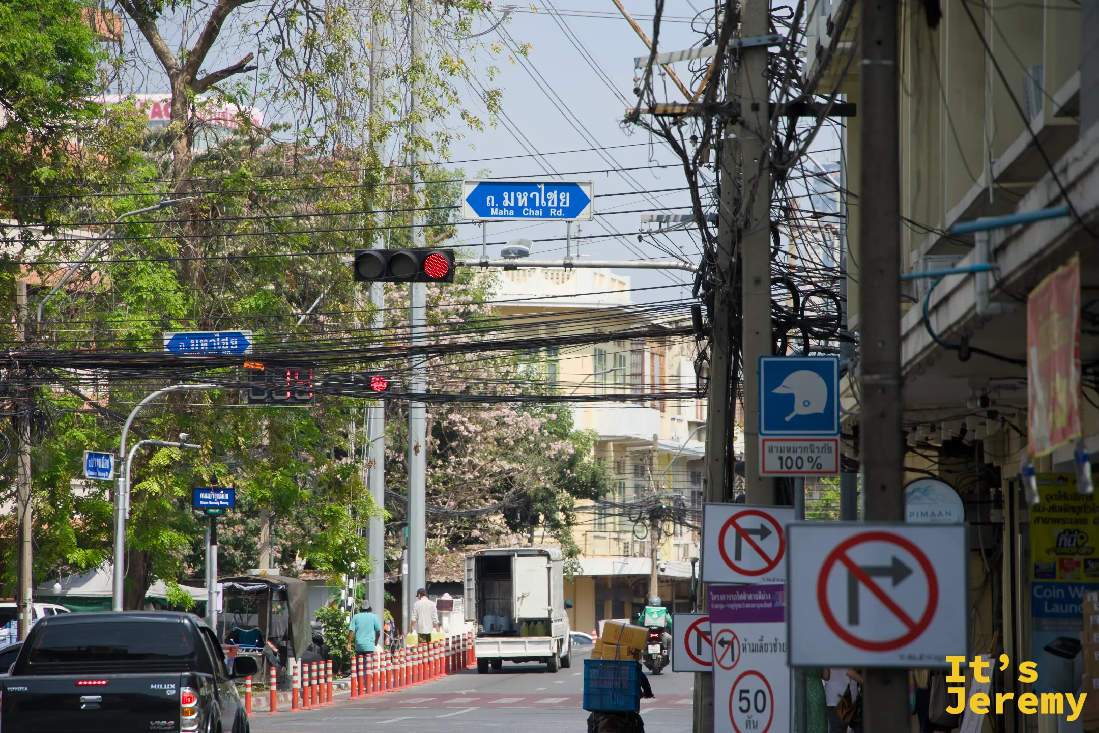Mahachai 路與 Bamrung Mueang 路交叉的路口，這裡正式進入「佛具街」