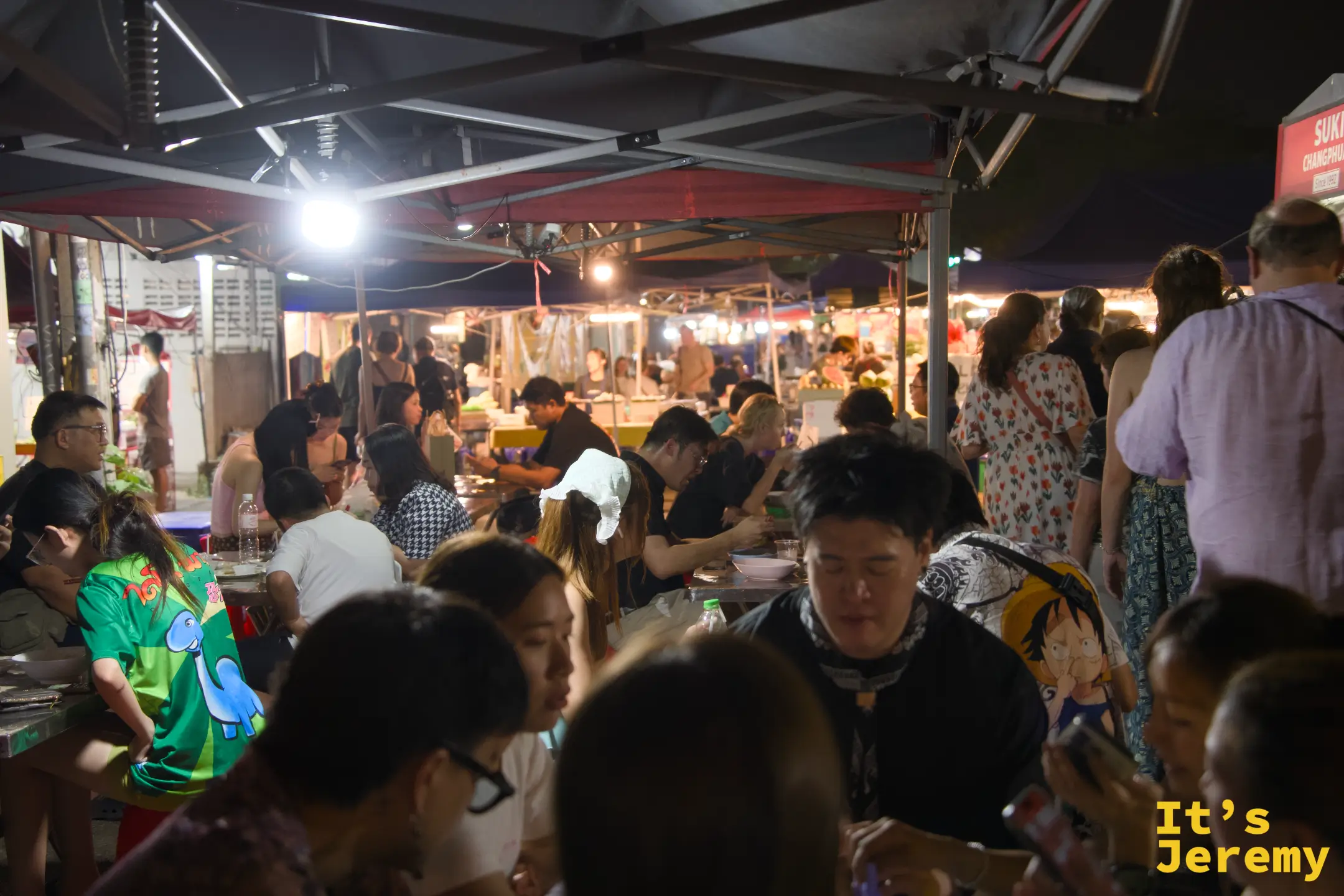 入夜後座無虛席，整個用餐區熱鬧到讓人想快點找位子坐下