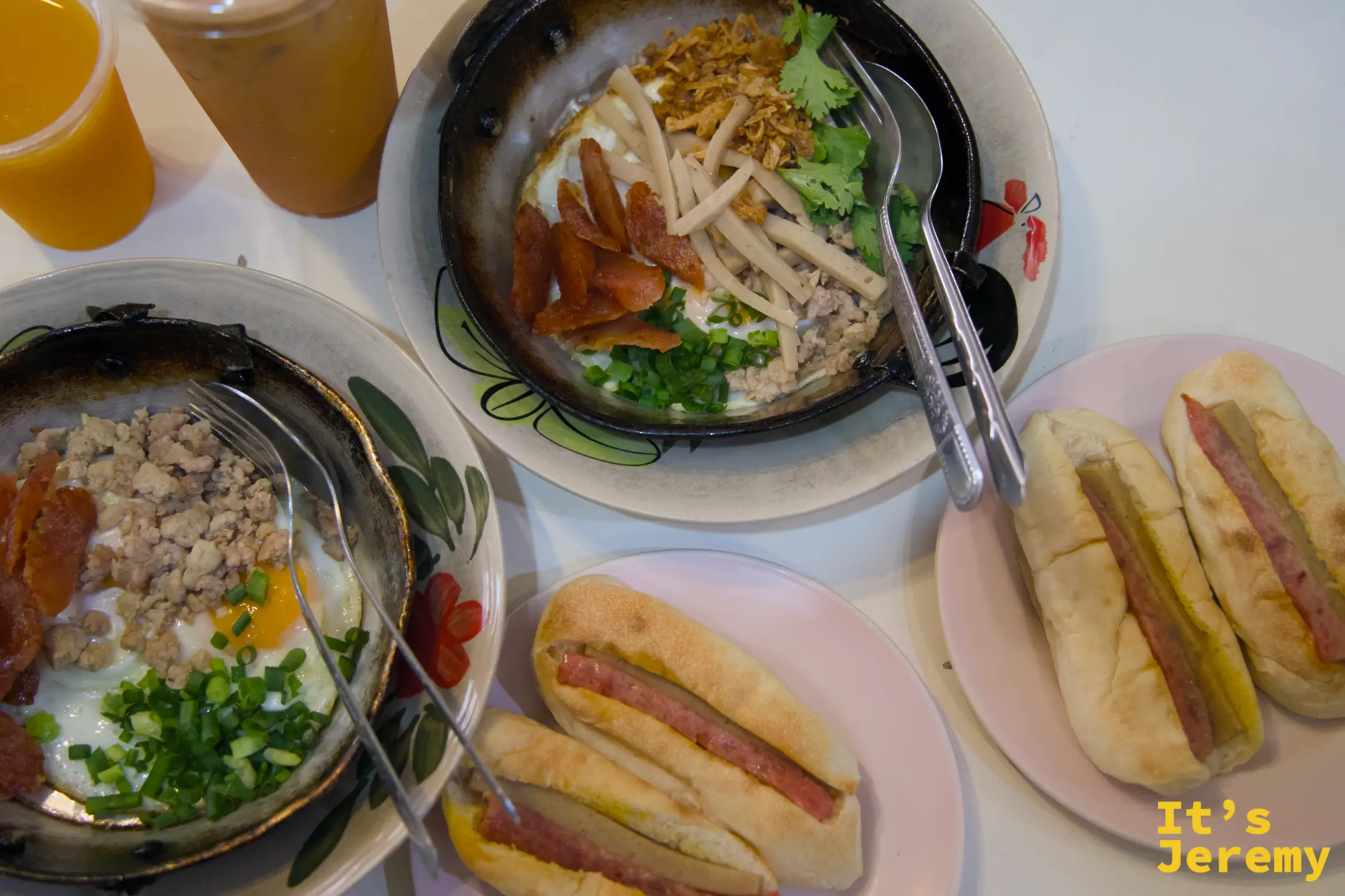 🇹🇭 清邁美食｜Kai Ka Ta Lert Ros ไข่กระทะเลิศรสเชียงใหม่：鐵鍋煎蛋滋滋響，帕辛區的古城早市味