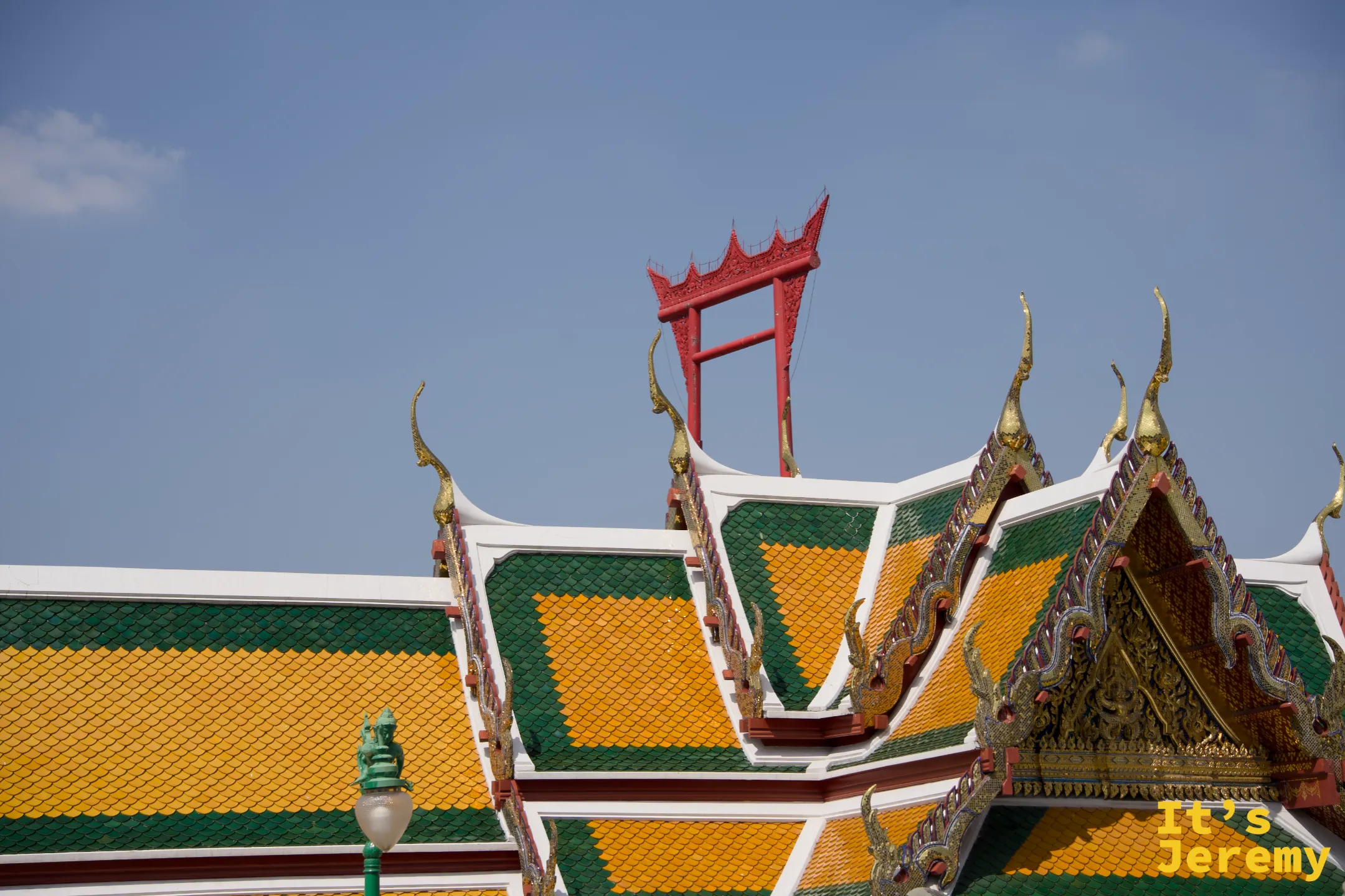 🇹🇭 曼谷景點｜蘇泰寺 Wat Suthat：紅色大鞦韆下的百年皇家寺廟，慢慢看的人才會懂