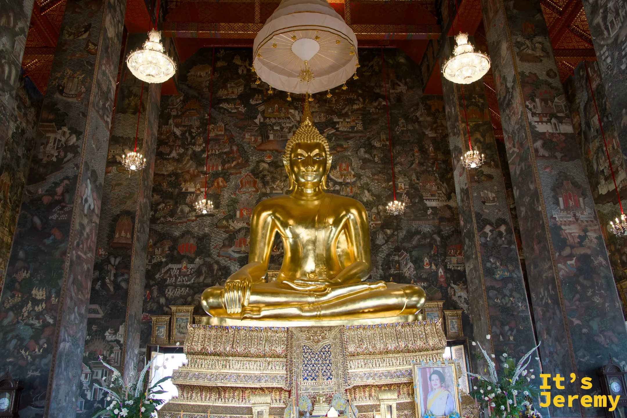 蘇泰寺主殿內的 Phra Si Sakyamuni 主佛，由素可泰時期遷來的青銅釋迦牟尼坐佛