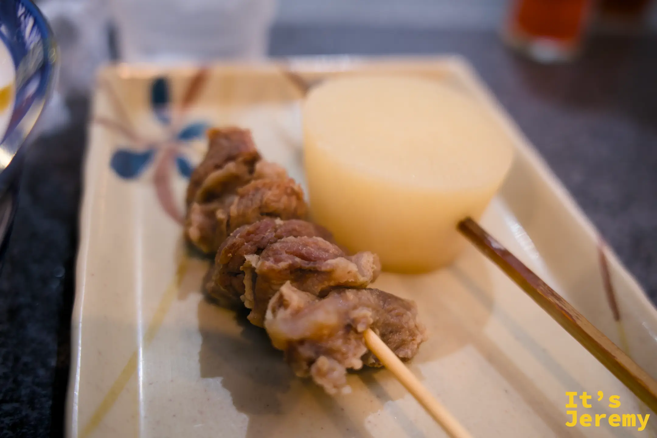 牛筋串（おでん牛すじ）與大根（白蘿蔔）放在小盤上，旁邊是咖哩烏龍麵的碗