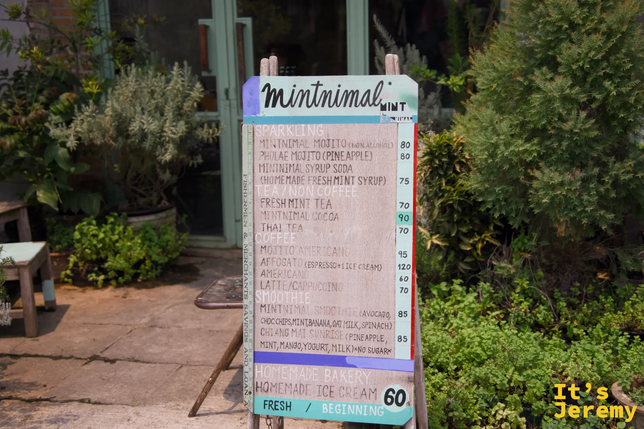 Mintnimal 店門口的手寫立牌菜單，Sparkling、Tea、Coffee、Smoothie 各品項與價格一目瞭然