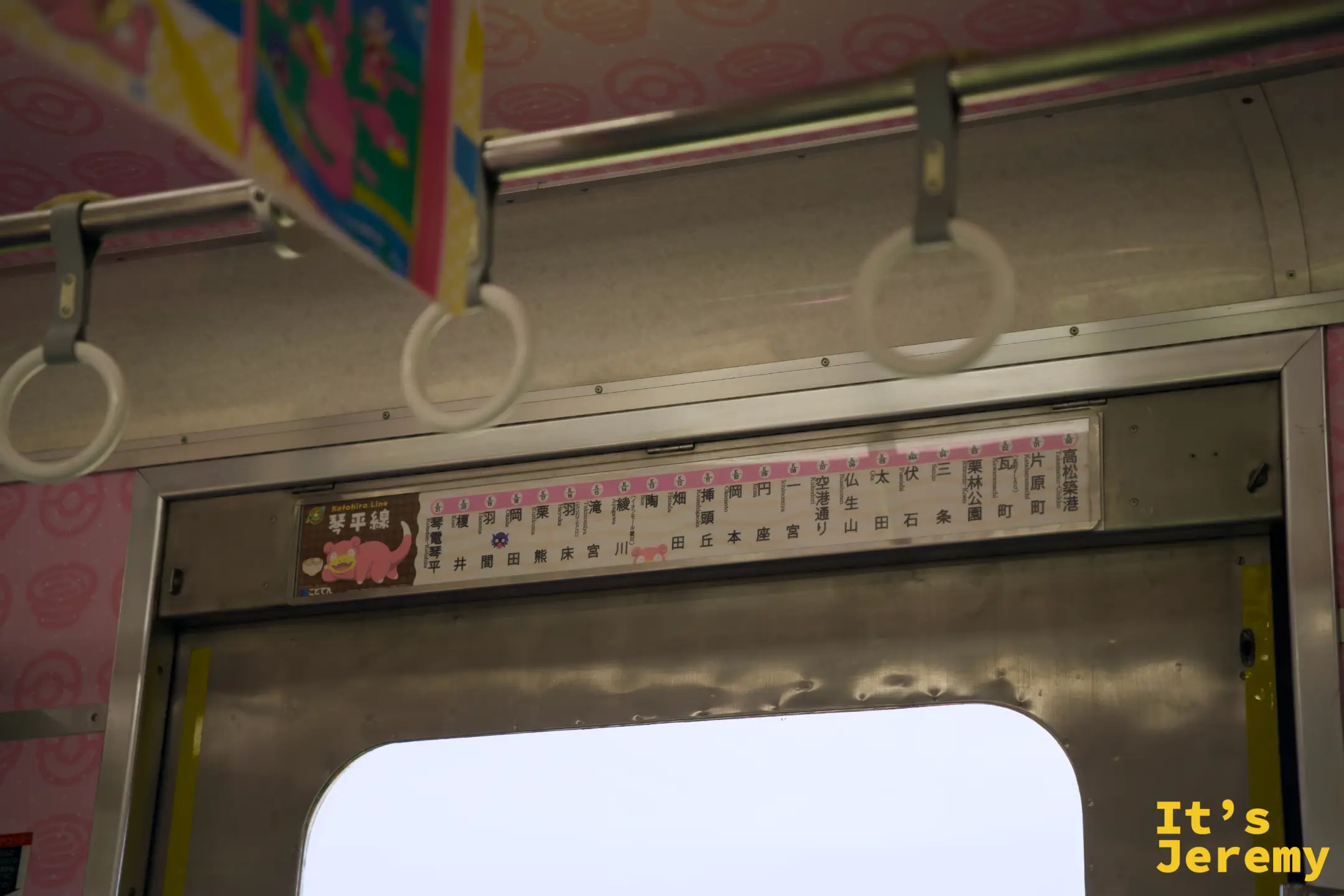 呆呆獸列車（琴平線）車廂內路線圖，粉紅色車廂配呆呆獸圖示，路線板也有主題化設計