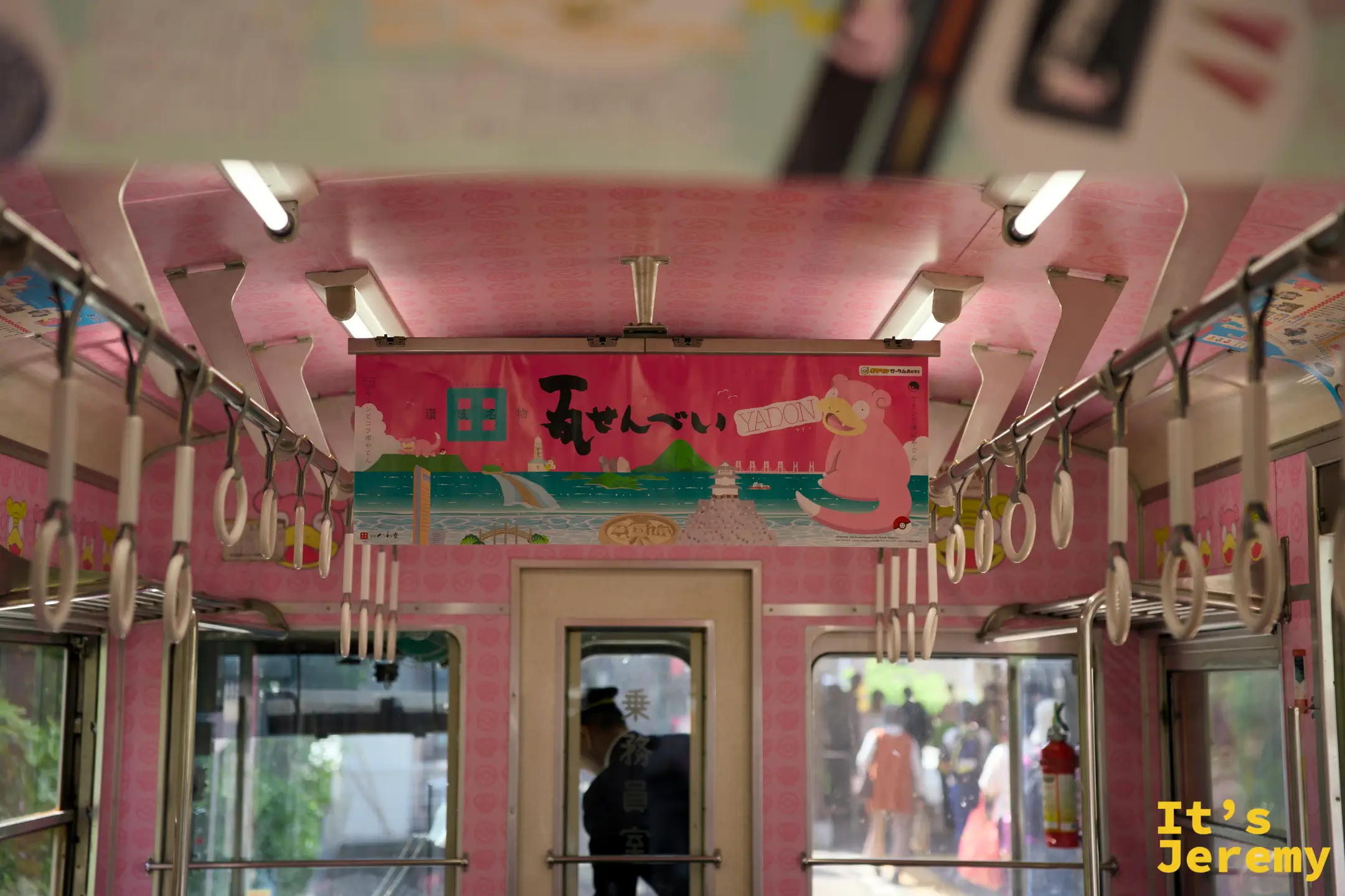 呆呆獸列車車廂內天花板，懸掛著「瓦せんべい YADON」廣告橫幅，粉紅色系車廂充滿呆呆獸元素