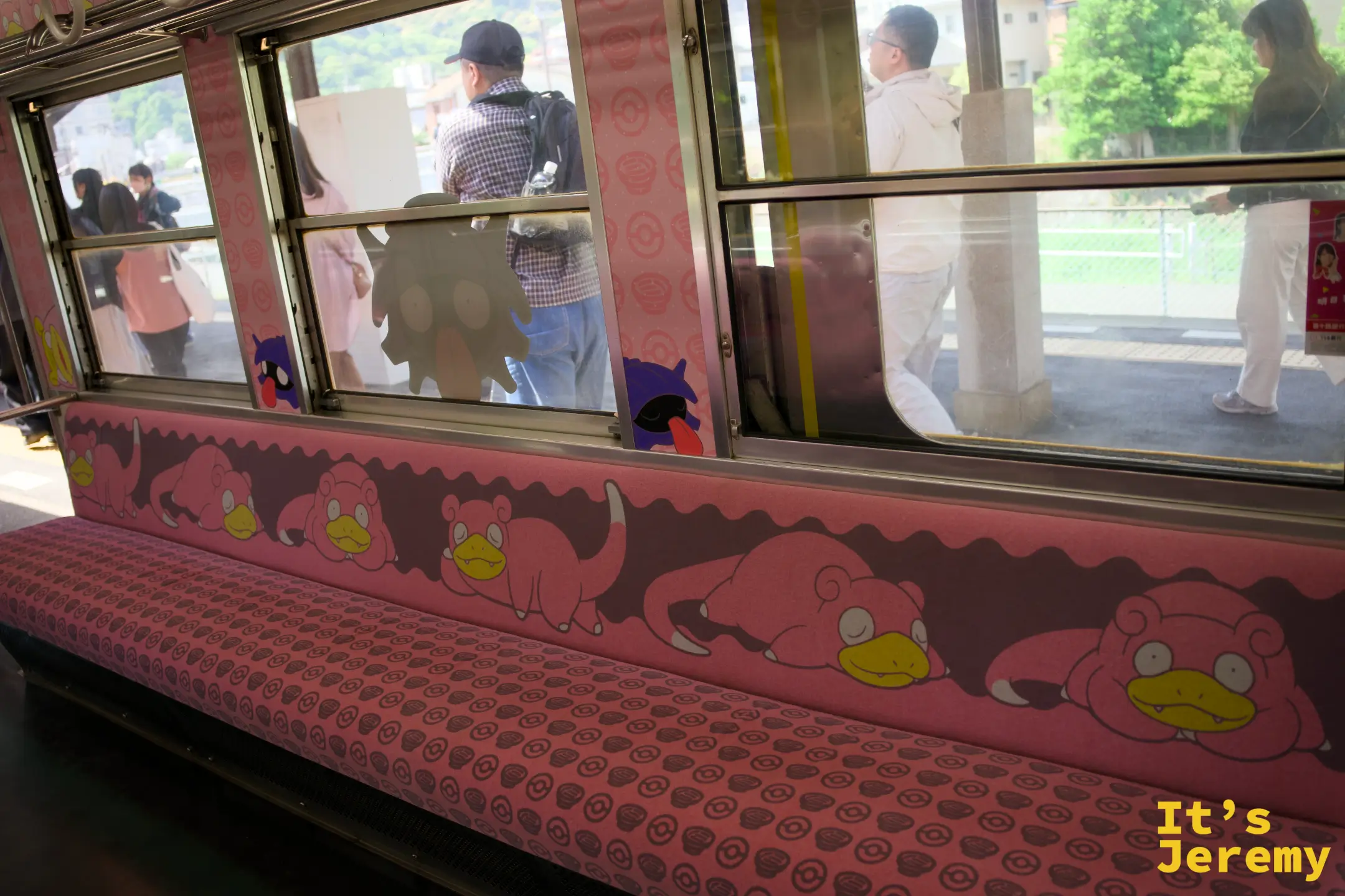 呆呆獸列車座椅，椅墊全面覆蓋呆呆獸圖案布料，車廂側壁同樣繪有各式呆呆獸圖案
