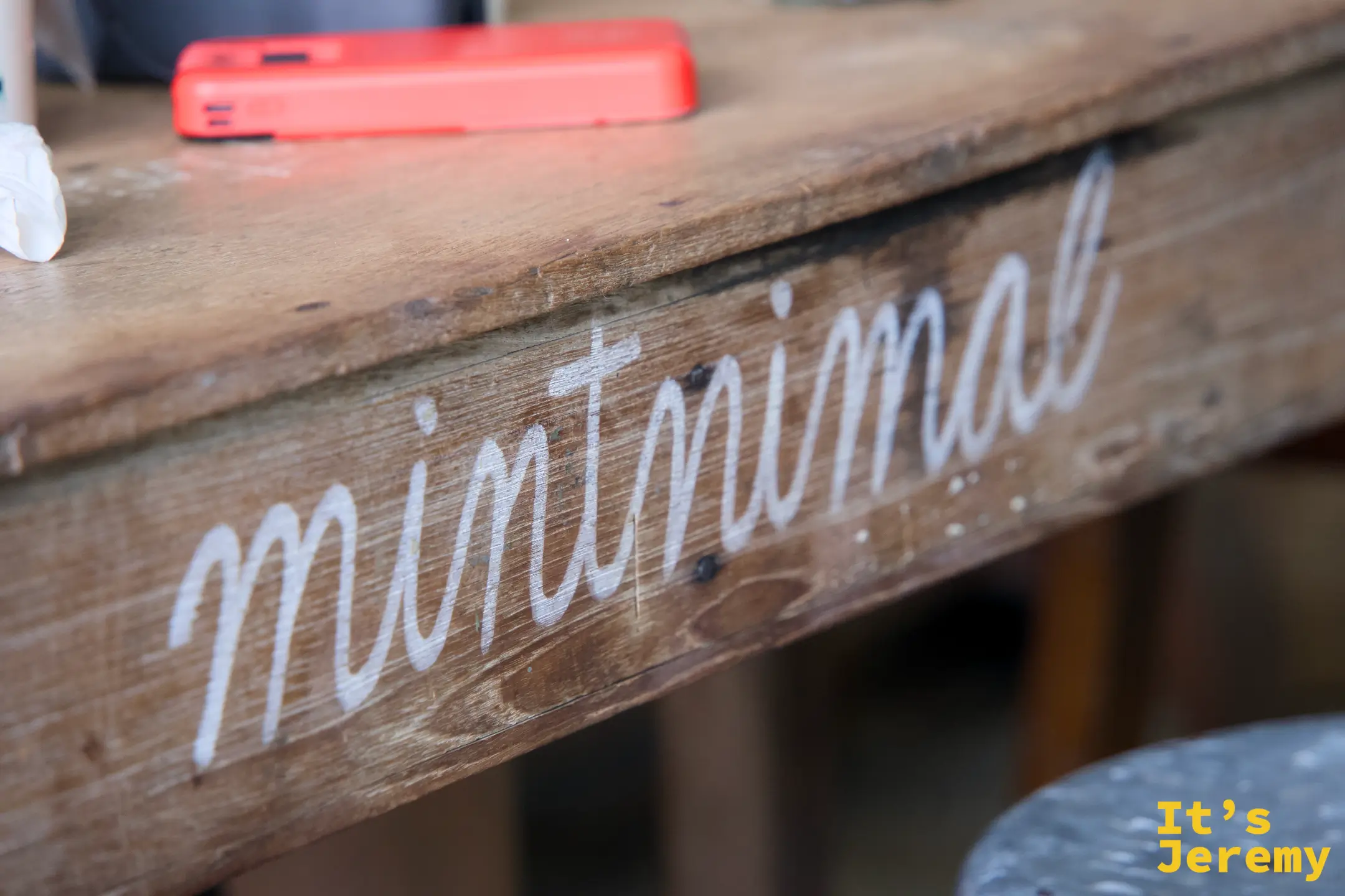 木桌側邊以白色手寫字體刻著「mintnimal」，這種隨性又有個性的細節在店裡處處可見