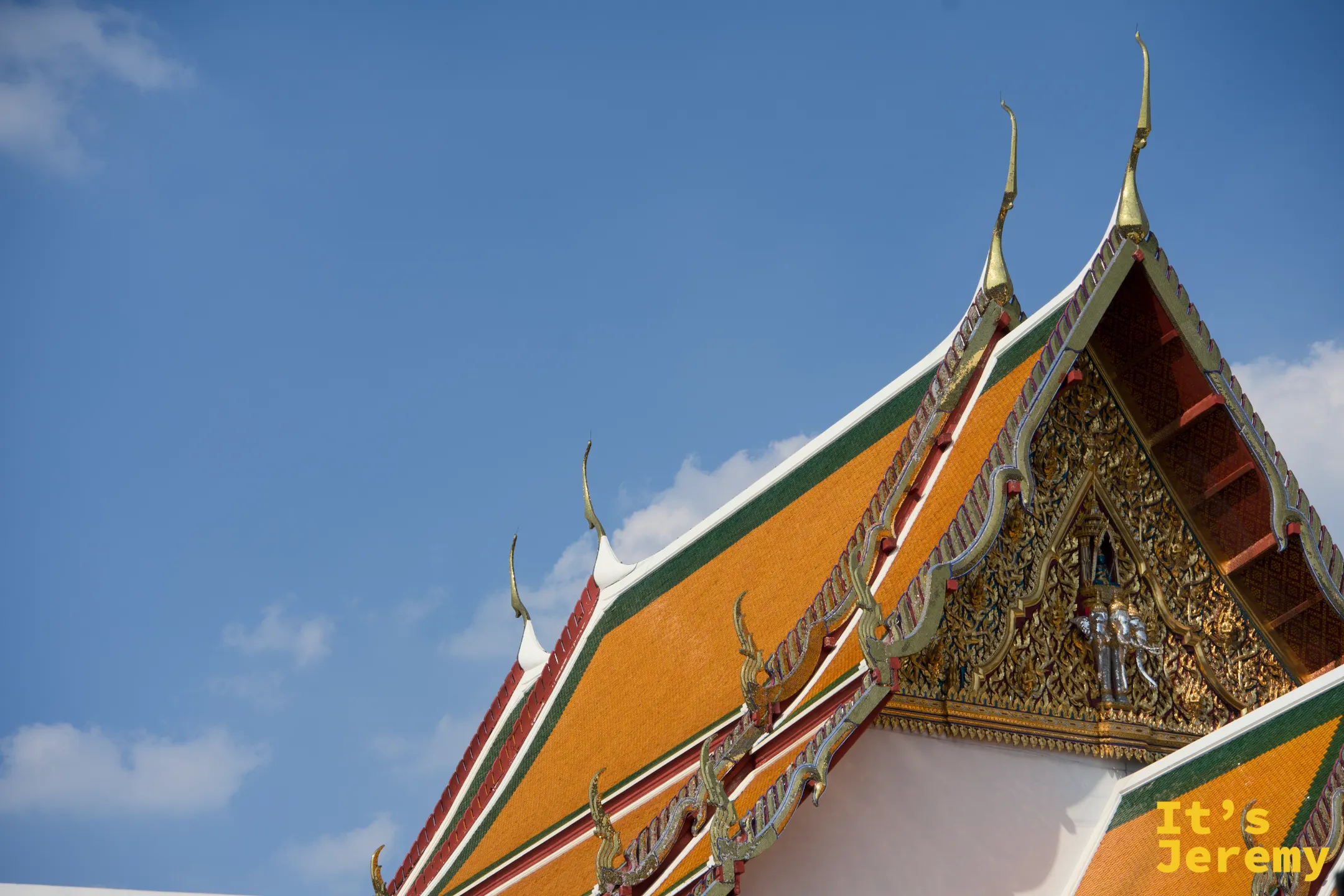 蘇泰寺主殿外觀，紅色山形牆面與三層金色琉璃瓦