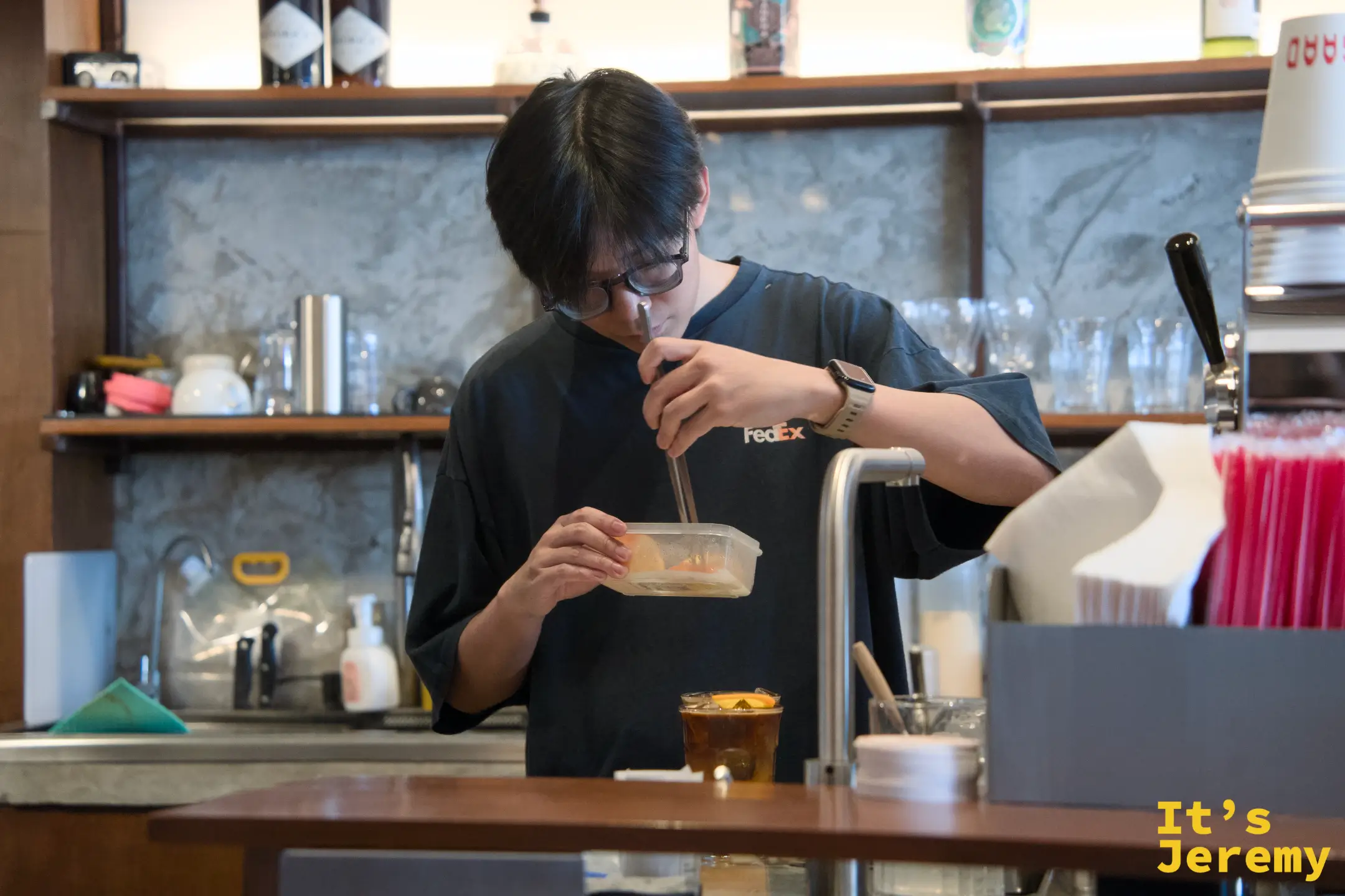 GAAD 師傅正在備料，將熱帶食材加入冰咖啡中
