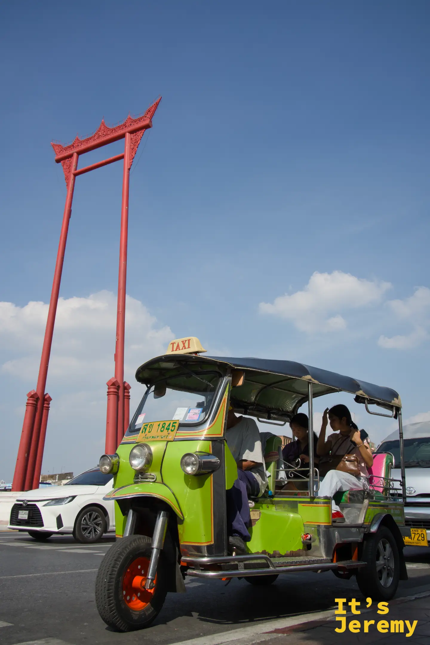 綠色嘟嘟車停在大鞦韆腳邊、藍天乾淨到不像曼谷的下午時刻