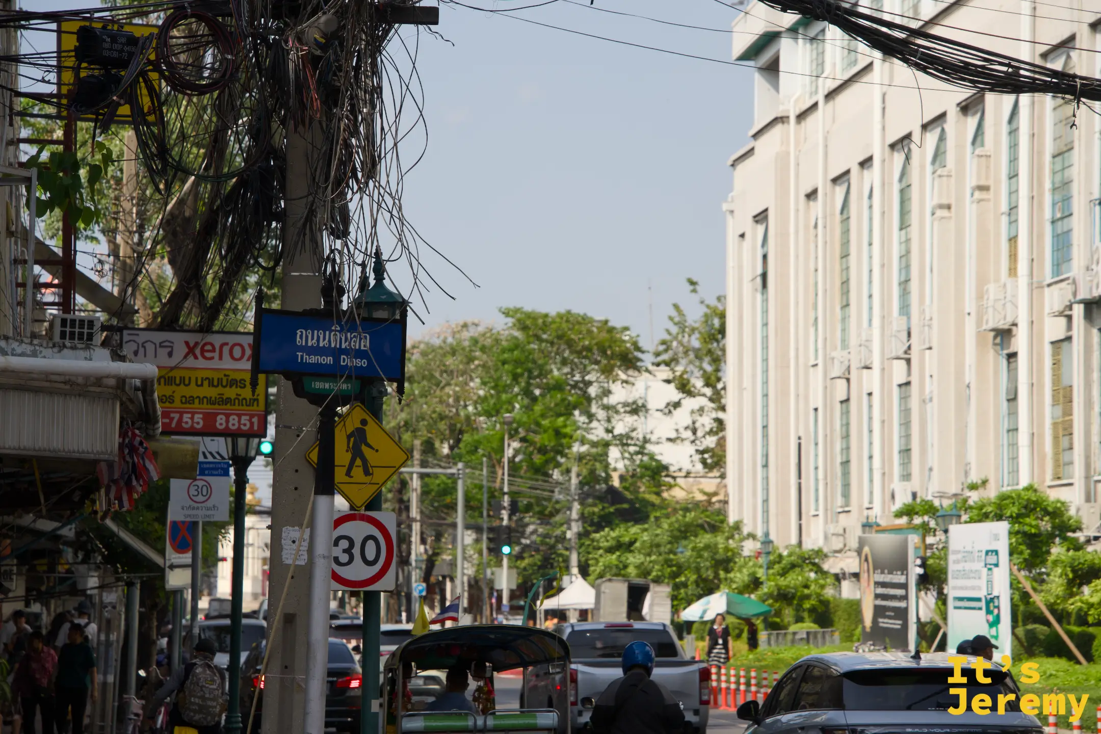 路口的藍底路牌「ถนน ดินสอ Thanon Dinso」，正式進入帝梭路
