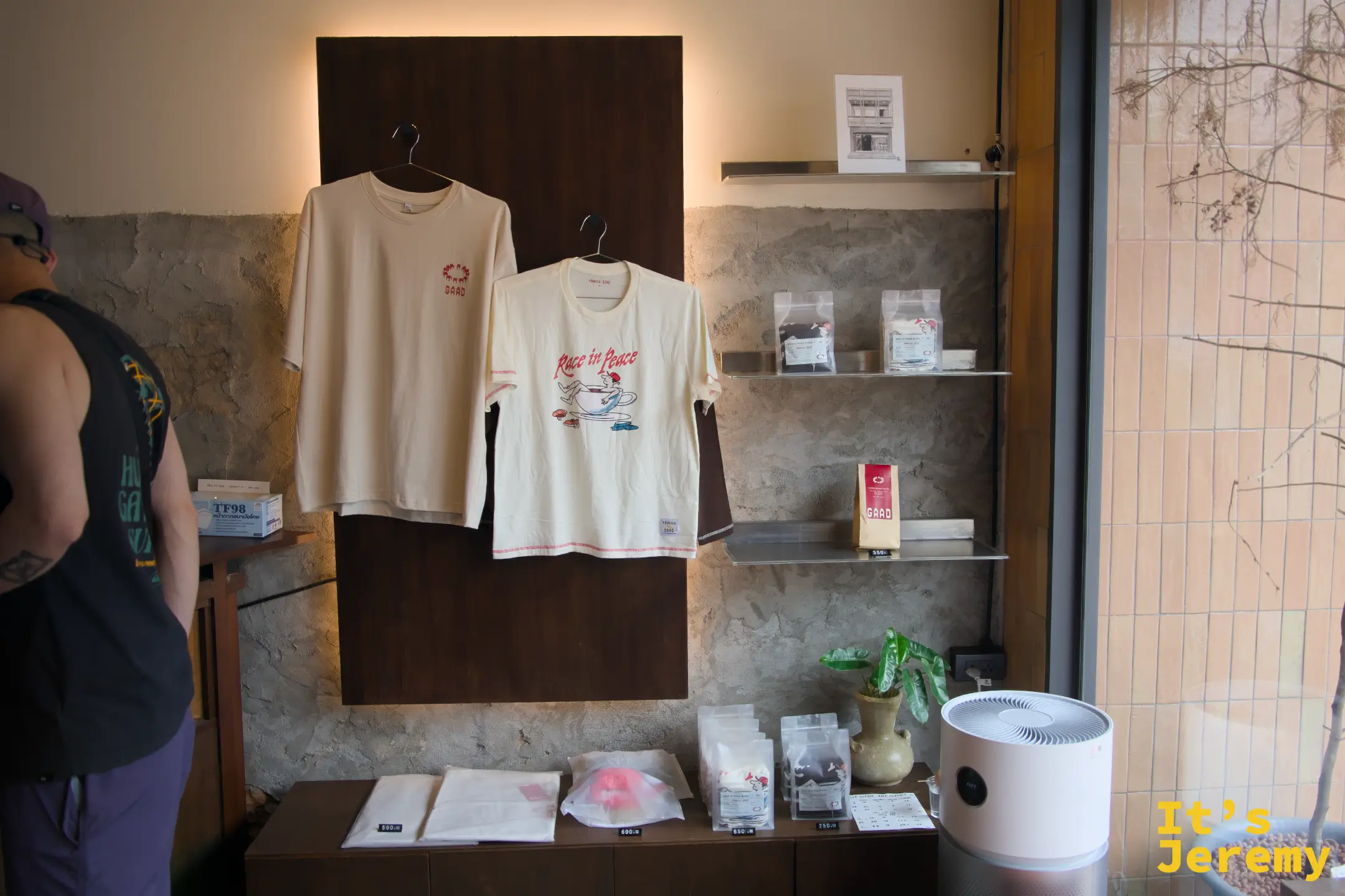 GAAD 自家商品角落，Race in Peace 設計上衣、咖啡豆與周邊產品