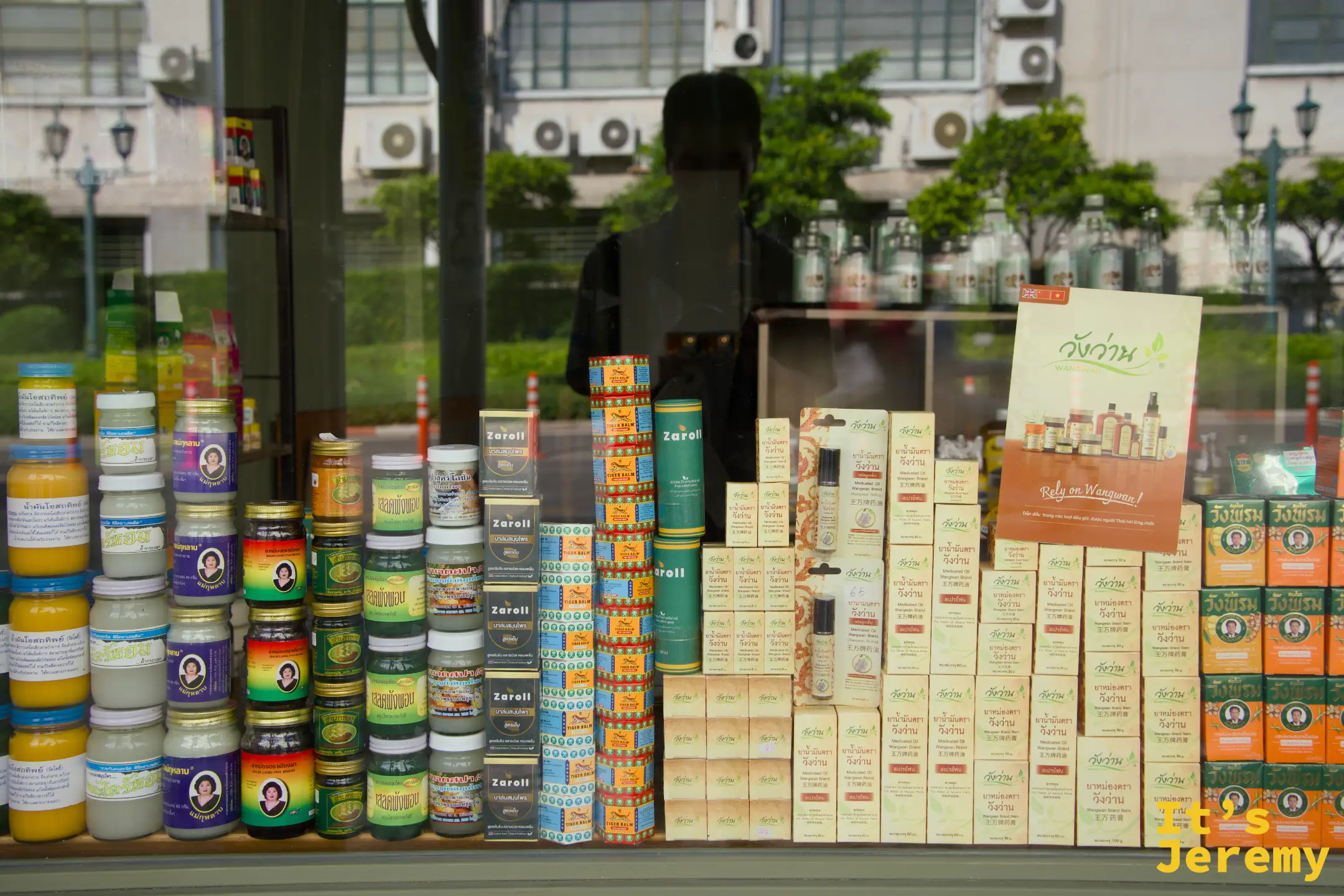 Mont NomSod 對面的玻璃櫥窗，整齊排列幾十瓶泰國草本膏、薄荷棒、精油