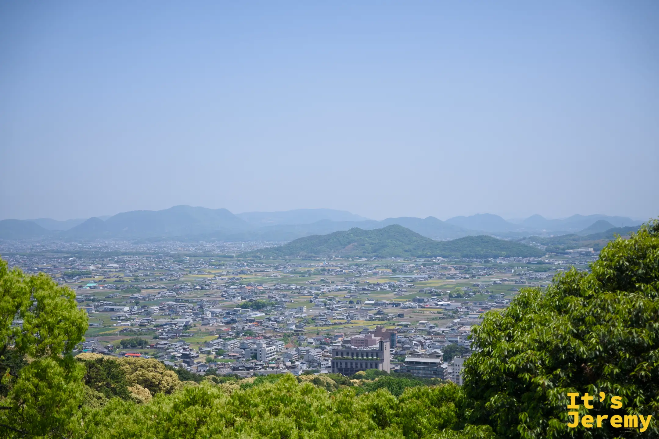 從御本宮廣場俯瞰讚岐平野，視野開闊，山丘起伏，城鎮和田野一覽無遺