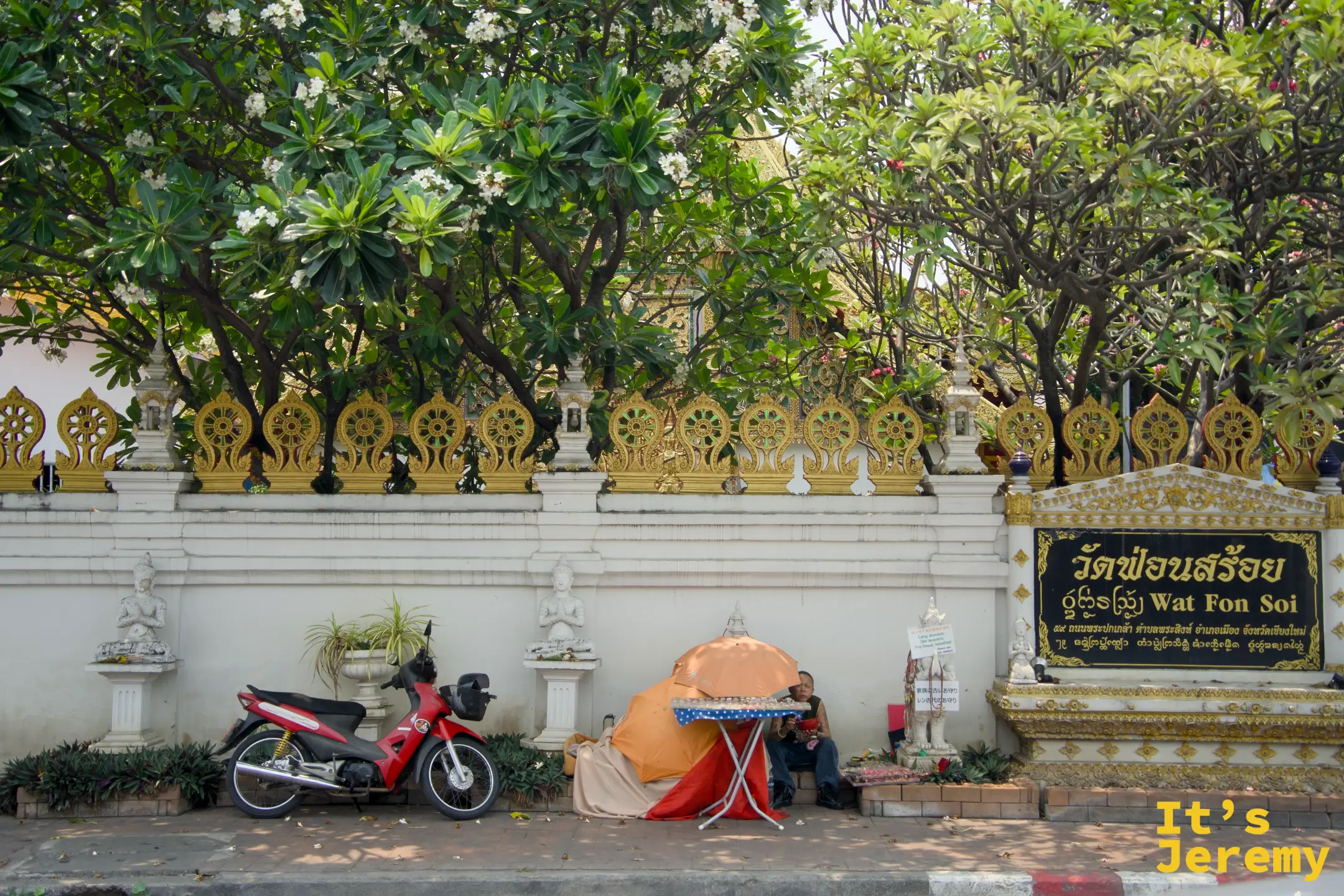 寺廟外牆與入口標示，白牆搭配金色裝飾欄杆，廟名「วัดฟ้อนสร้อย Wat Fon Soi」清晰可見