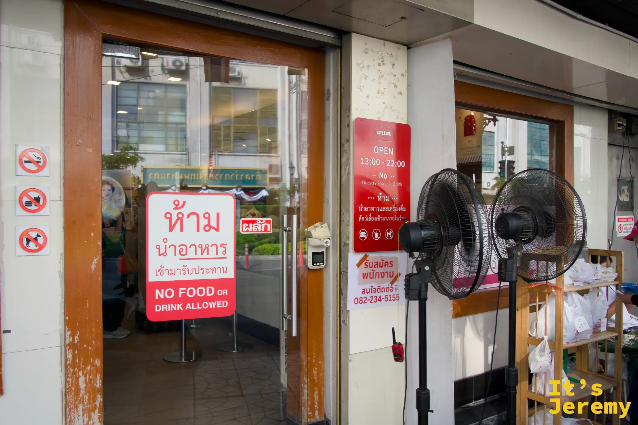 Mont NomSod 店門口外帶區，有幾位客人正在等取餐