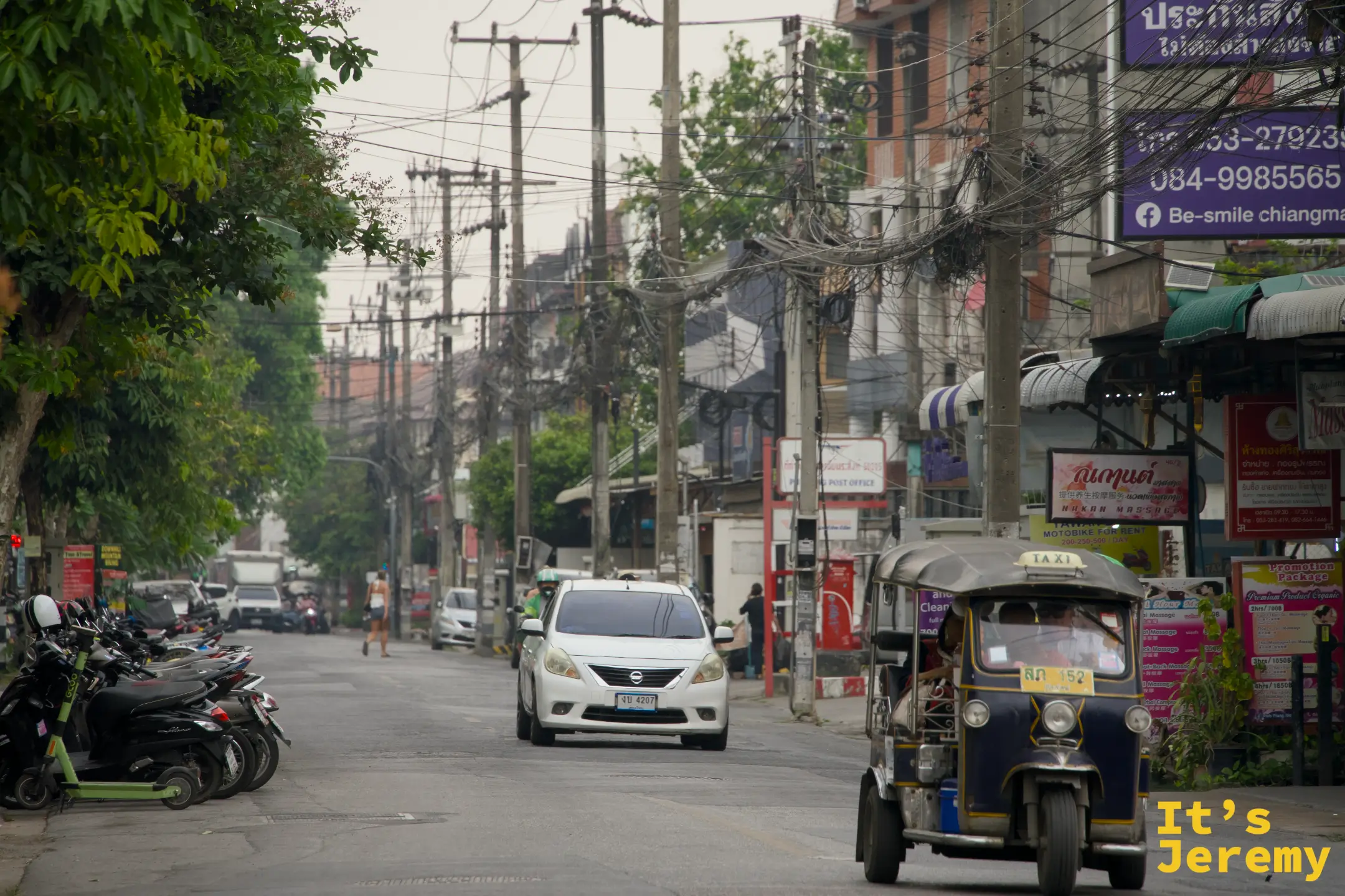 清邡街道早晨，嘟嘟車在路旁等客，商店招牌還沒完全亮起，古城氣息濃厚