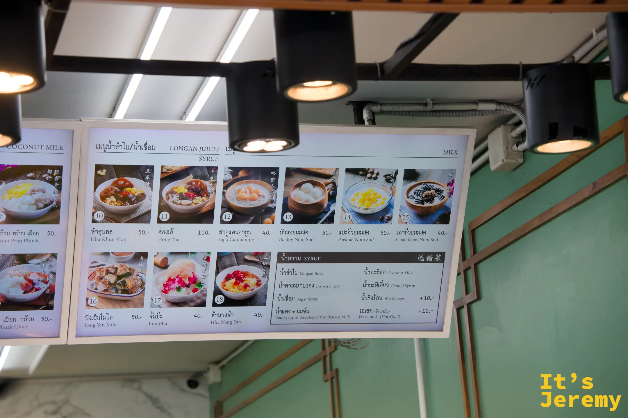 店內菜單（右半部），泰文加英文與部分中文對照