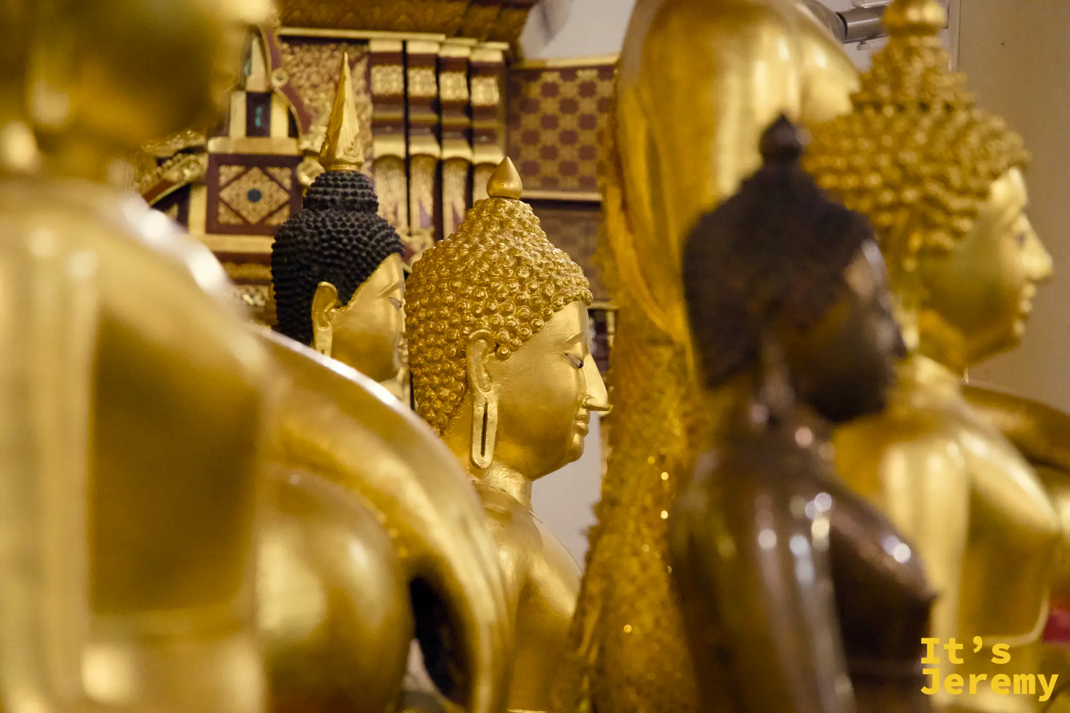 多尊佛像側面，金色與深色交替