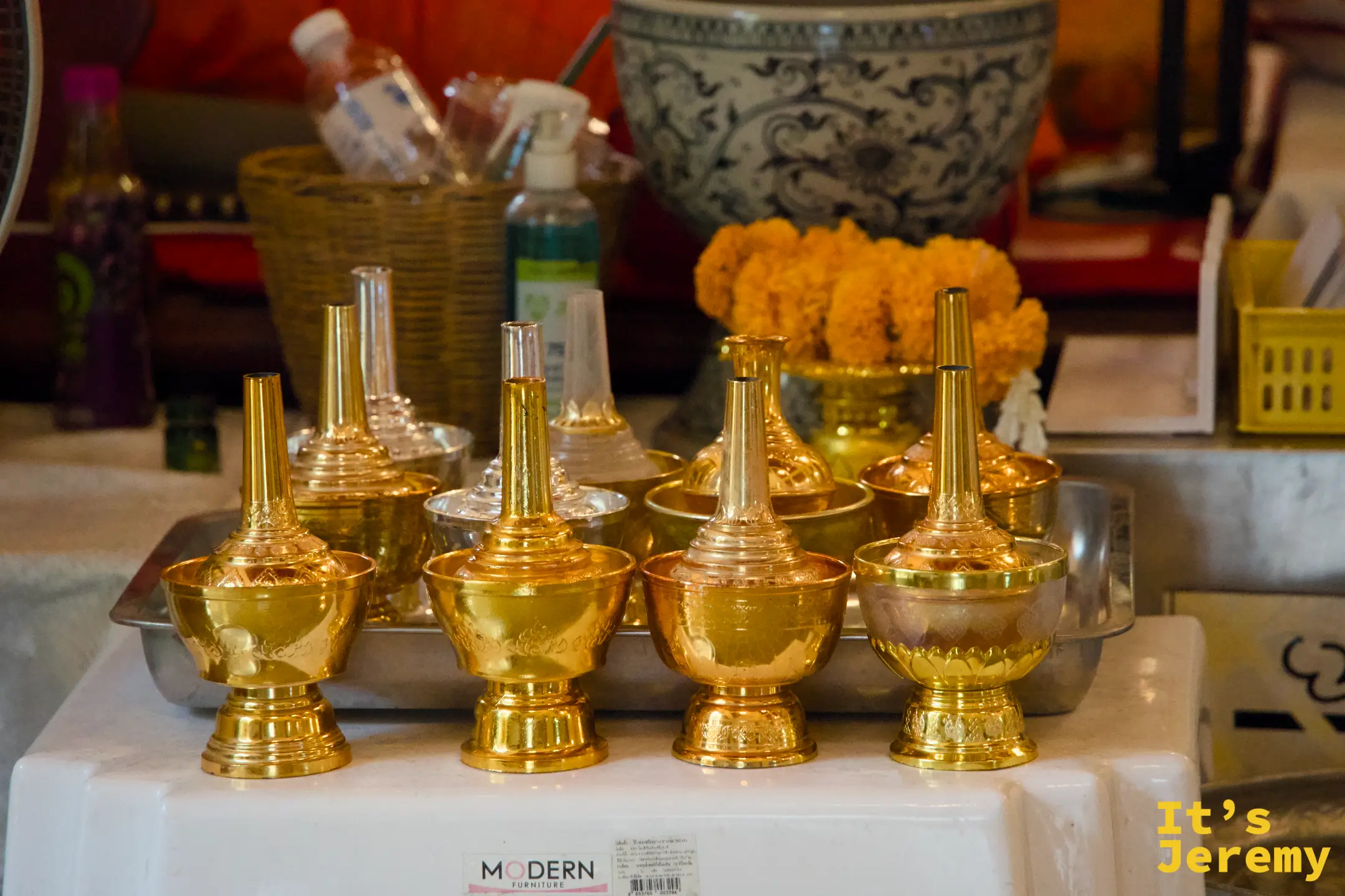 金色香燈（Kratong）整排陳設，器身造型如蓮苞
