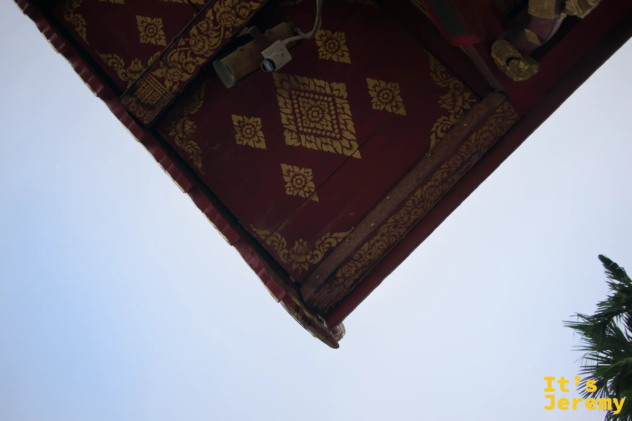 殿頂仰拍，紅棕底面上金色菱形花紋整齊排列